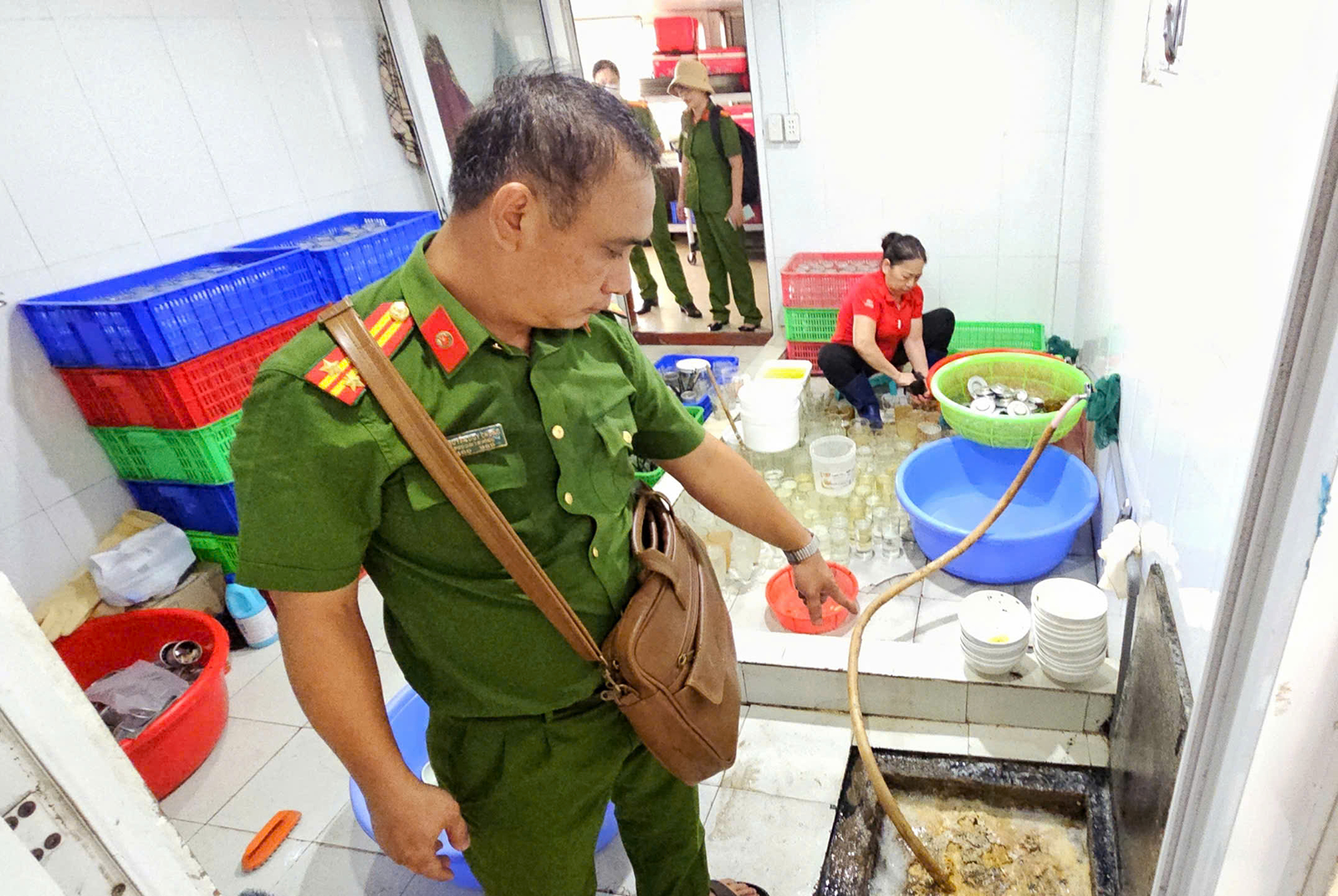 Lực lượng Cảnh sát Kinh tế (Công an tỉnh) kiểm tra tuân thủ các  quy định về môi trường và vệ sinh an toàn thực phẩm tại một điểm  kinh doanh ăn, uống.