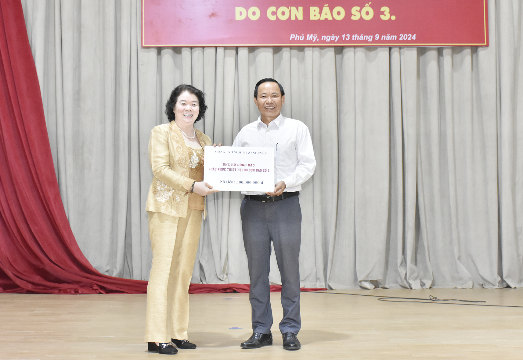 Ông Trương Trọng Ngân, Trưởng Ban Dân vận Thị ủy, Chủ tịch UBMTTQ Việt Nam TX.Phú Mỹ nhận bảng tượng trưng số tiền 300 triệu đồng từ đại diện Công ty TNHH Thảo Nguyên.