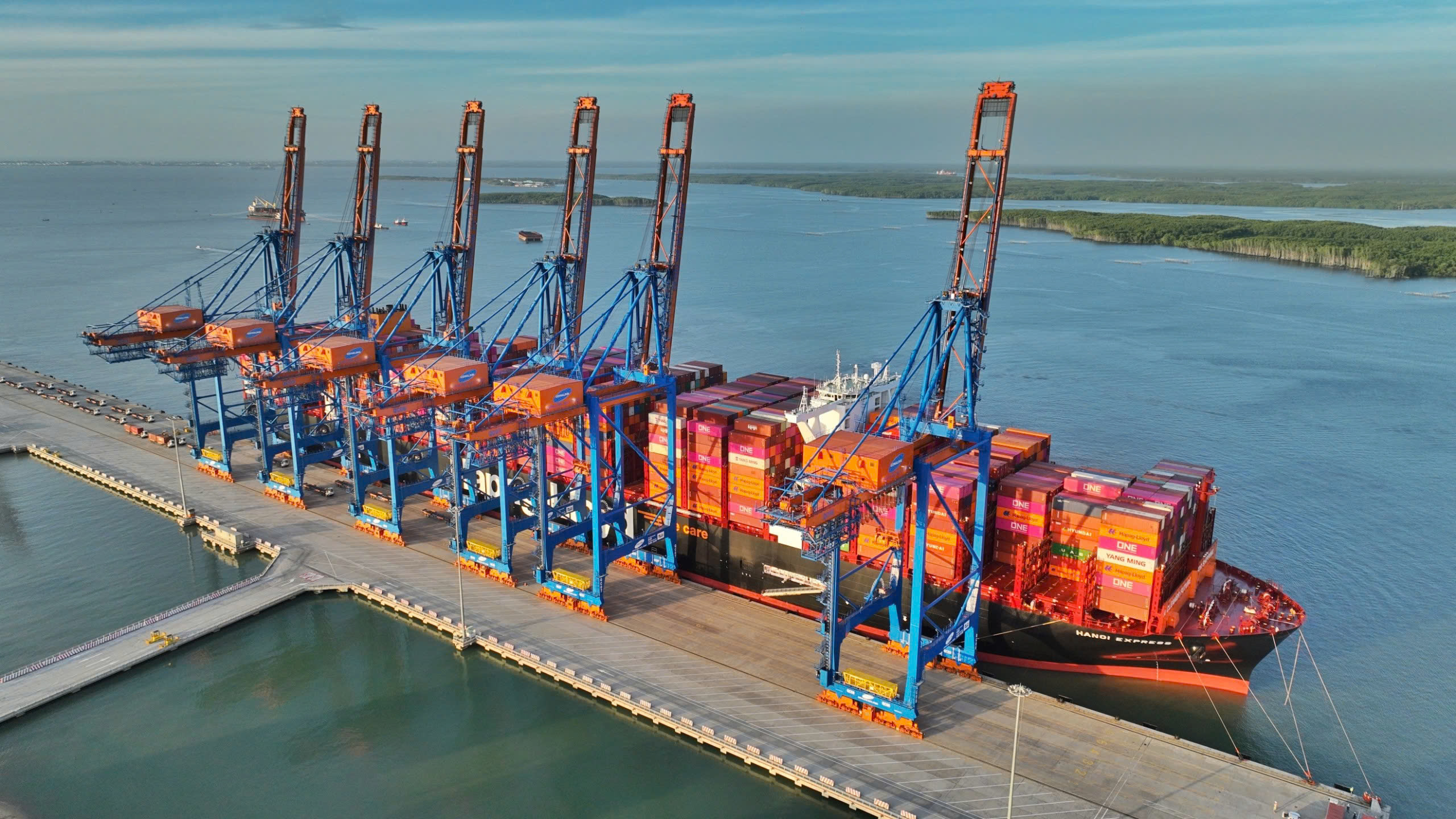 Siêu tàu Hapag-Lloyd mang tên Thủ đô Hà Nội cập Cảng Gemalink.