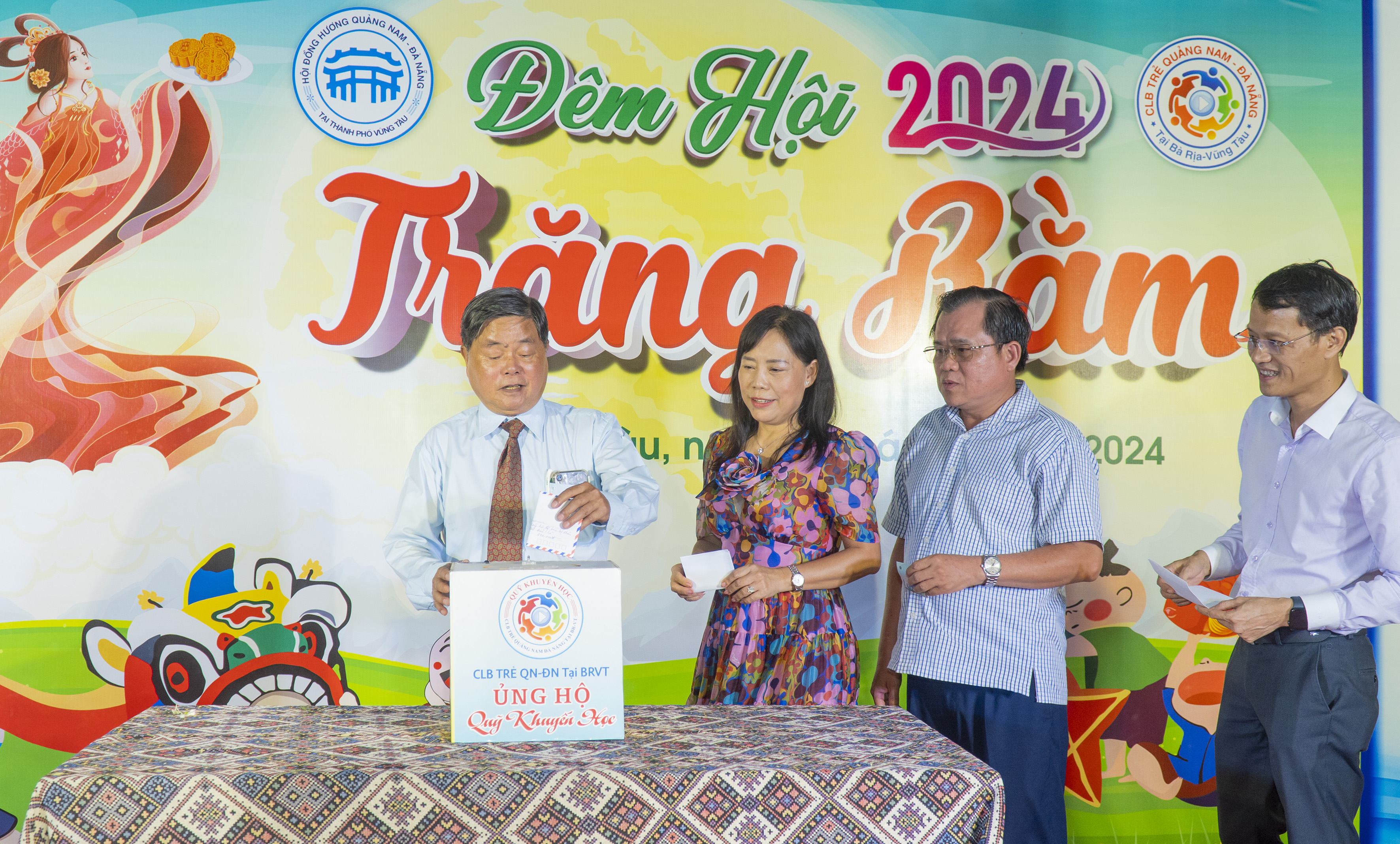 Trung tướng, Anh hùng LLVTND Châu Văn Mẫn, Chủ tịch Hội Đồng hương Quảng Nam-Đà Nẵng tại Bà Rịa-Vũng Tàu và các đại biểu quyên góp ủng hộ đồng bào miền Bắc bị ảnh hưởng bởi bão, lũ.