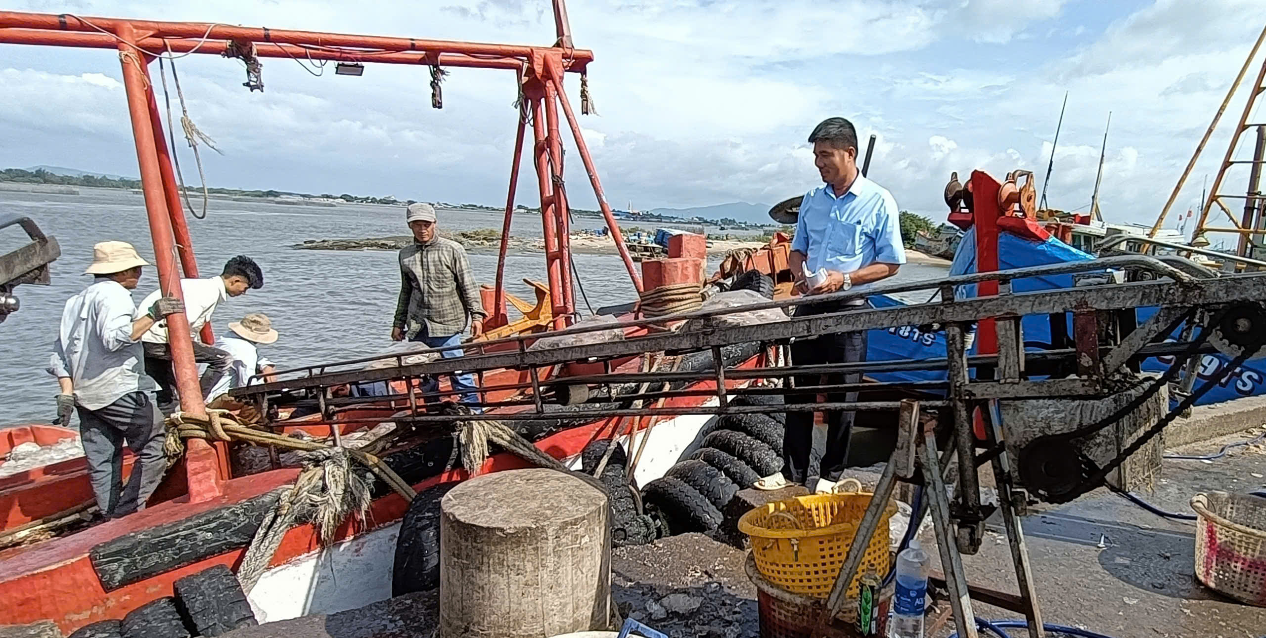 Nhân viên cảng cá Tân Phước (huyện Long Điền) kiểm tra sản lượng hải sản tàu cá bốc dỡ lên bờ.