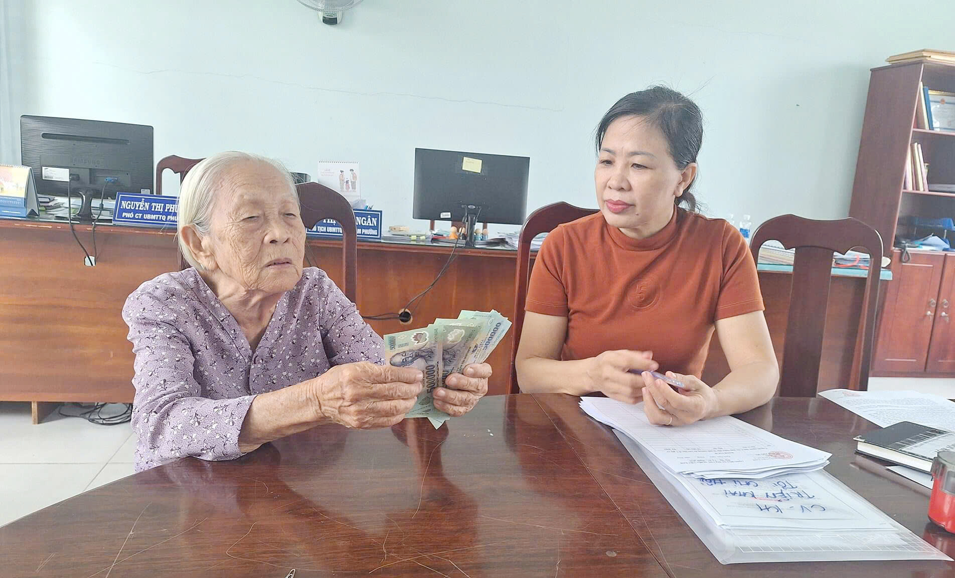 Bà Nguyễn Thị Phượng, Phó Chủ tịch UBMTTQ Việt Nam phường Rạch Dừa tiếp nhận số tiền do cụ Đặng Thị Thưởng ủng hộ.
