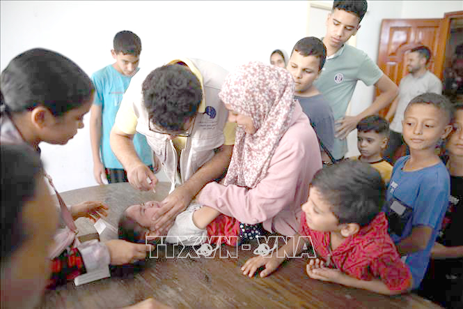 Em nhỏ uống vaccine phòng bại liệt tại trại tị nạn Al-Maghazi, Dải Gaza.