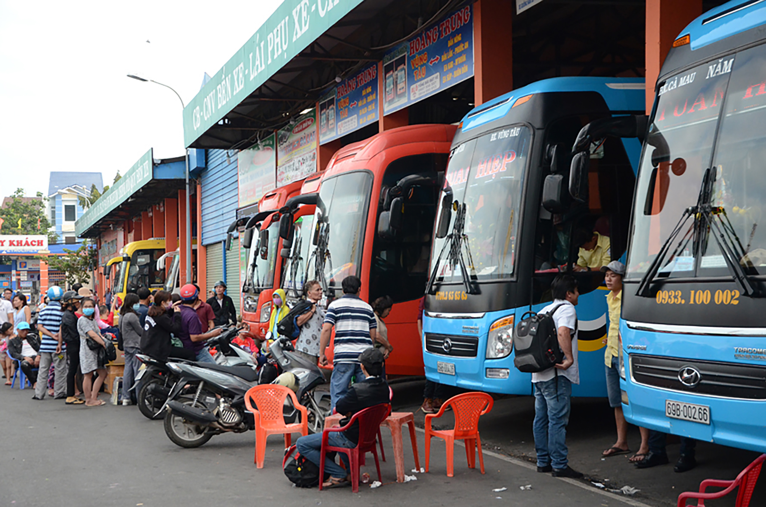 Cục Đường bộ yêu cầu các bến xe khách thông báo kịp thời về diễn biến thời tiết cho các đơn vị vận tải hoạt động tại bến, giúp họ có sự chuẩn bị tốt nhất.