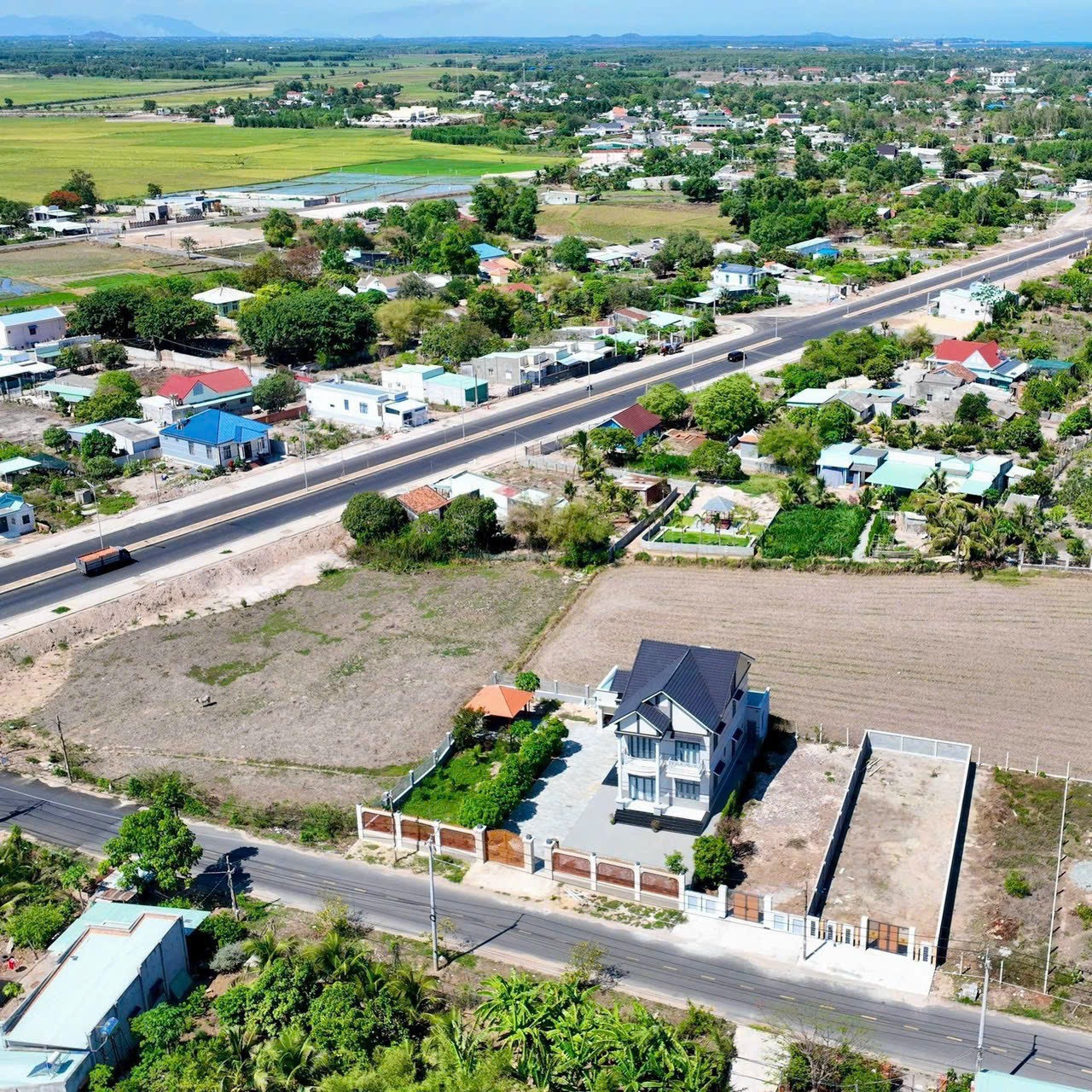 Quyết định số 24 quy định về tách thửa, hợp thửa đất có hiệu lực từ ngày 16/9, thay thế Quyết định số 44 để phù hợp với  Luật Đất đai mới.