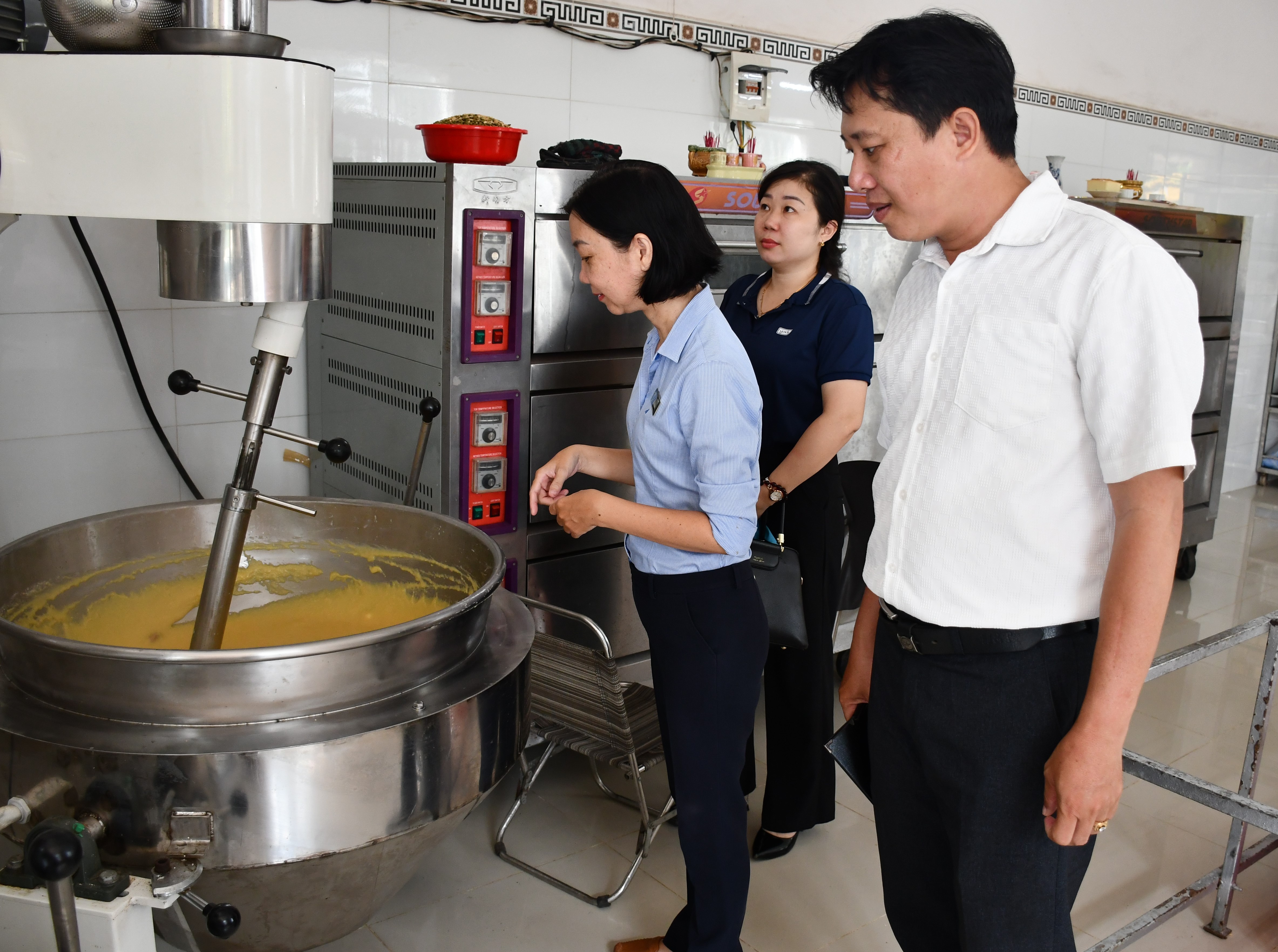 Thành viên Đoàn liên ngành kiểm tra ATTTP tỉnh kiểm tra quy trình sản xuất bánh Trung thu tại Tiệm bánh Nam Phong (KP.Hiệp Hòa, TT.Đất Đỏ).