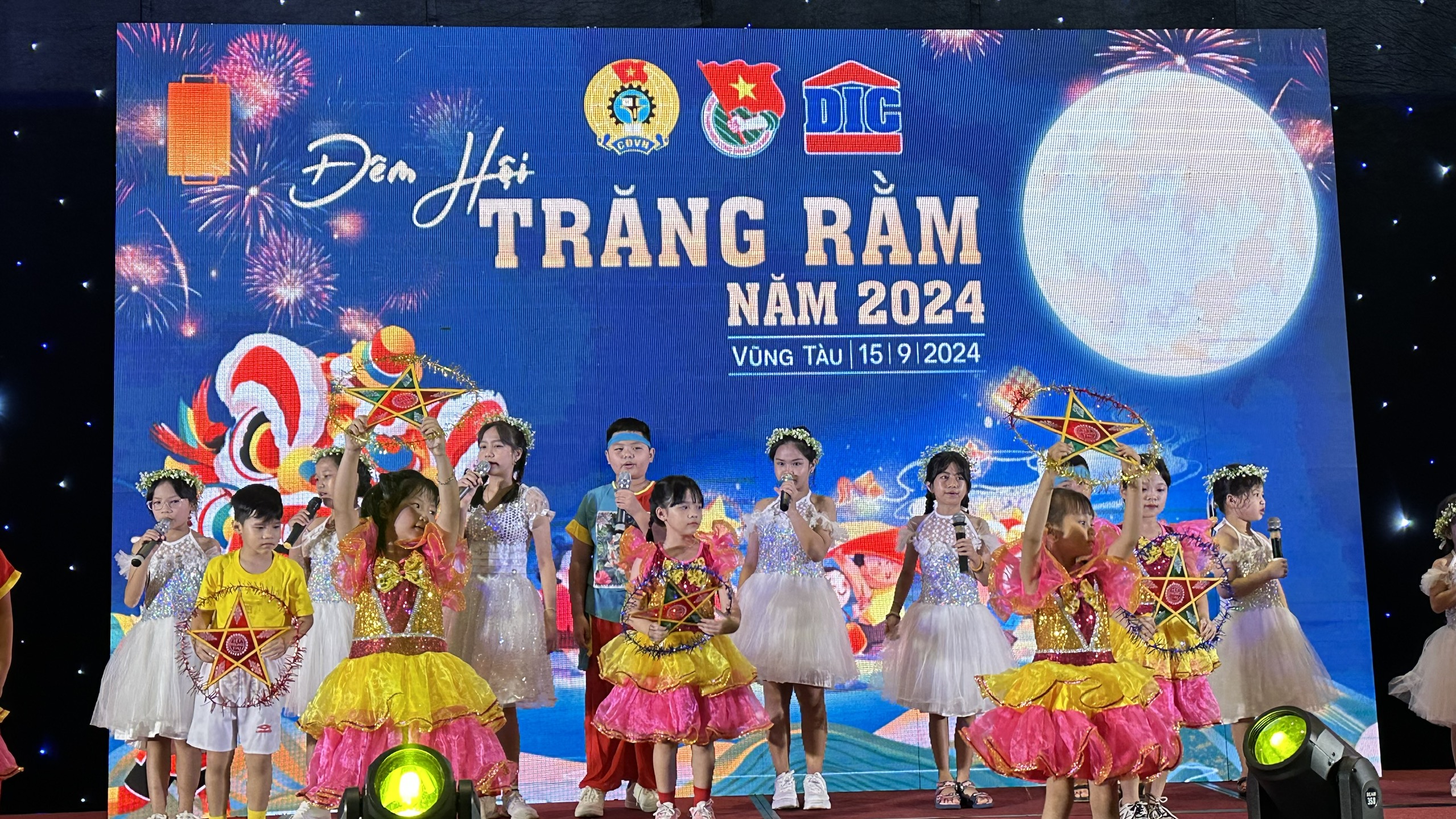 Chương trình văn nghệ do các em thiếu nhi là con em CB-CNV-NLĐ thuộc Tập đoàn DIC biểu diễn