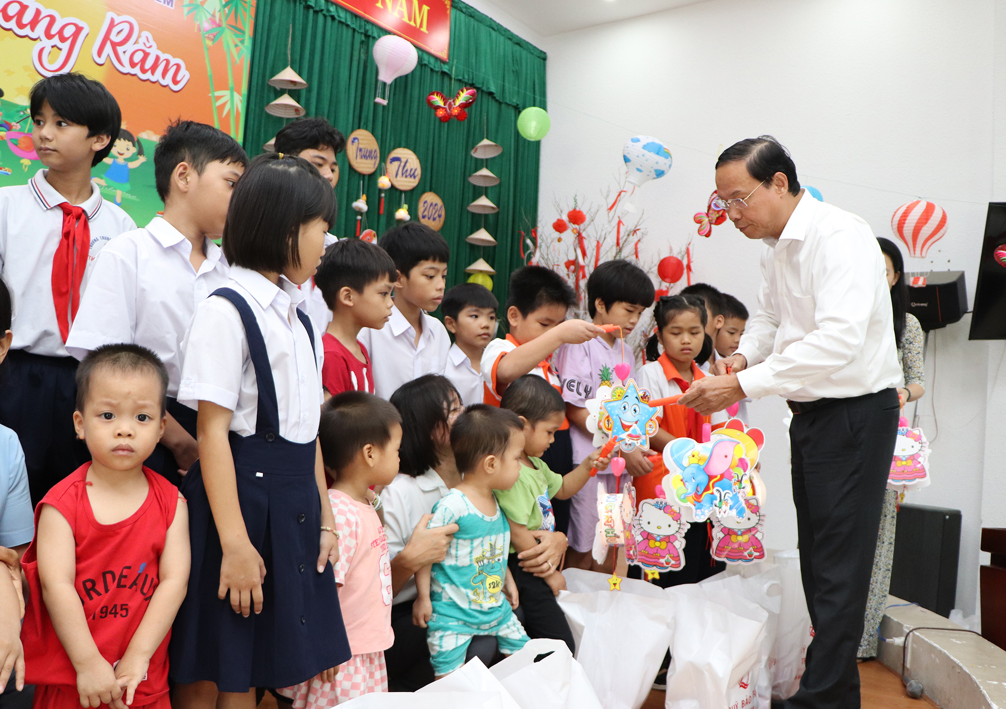Chủ tịch UBND tỉnh Nguyễn Văn Thọ tặng quà Trung thu tới các em thiếu nhi tại Trung tâm.