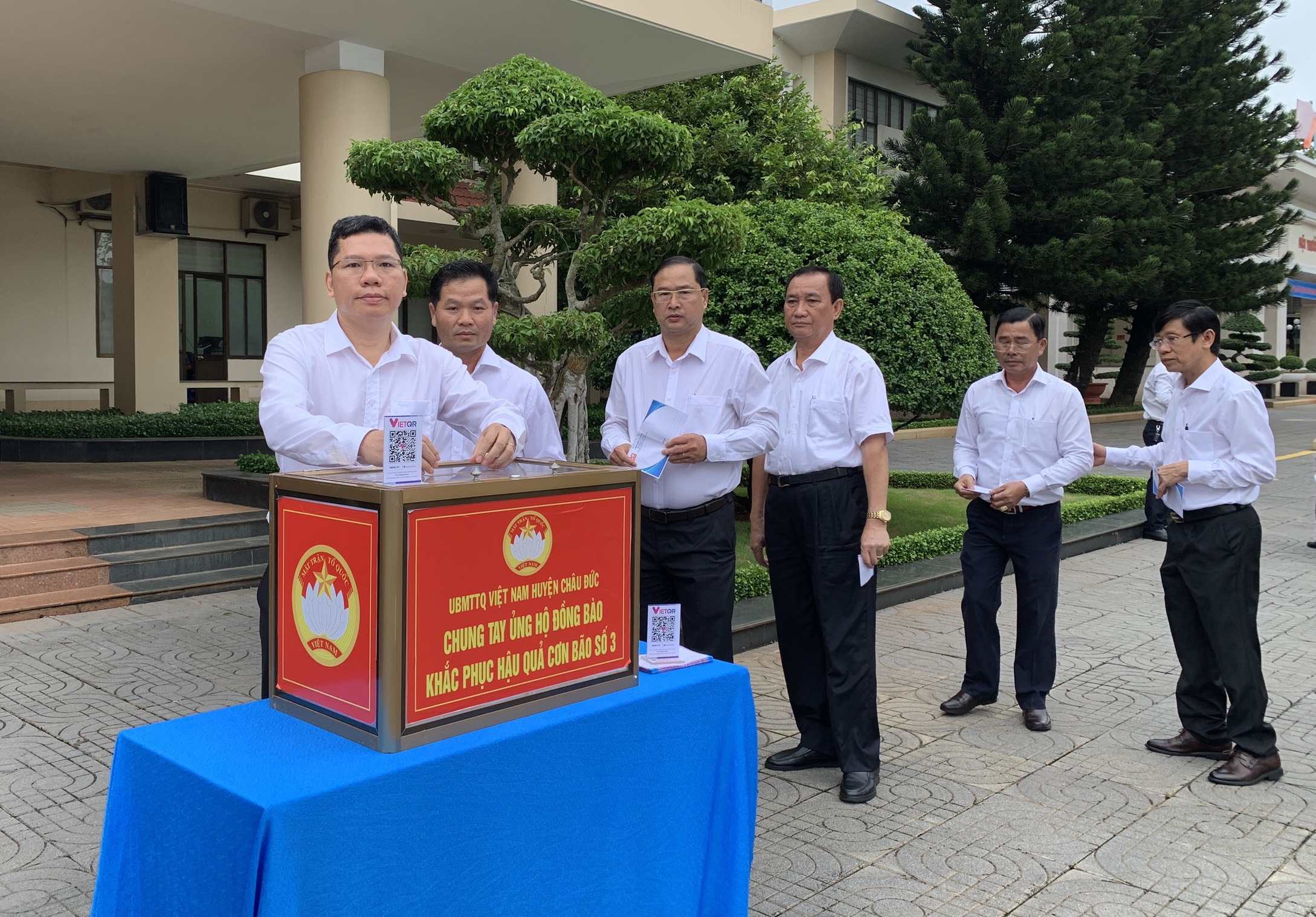 Lãnh đạo huyện Châu Đức chung tay quyên góp ủng hộ đồng bào miền Bắc bị thiệt hại do cơn bão số 3 gây ra.