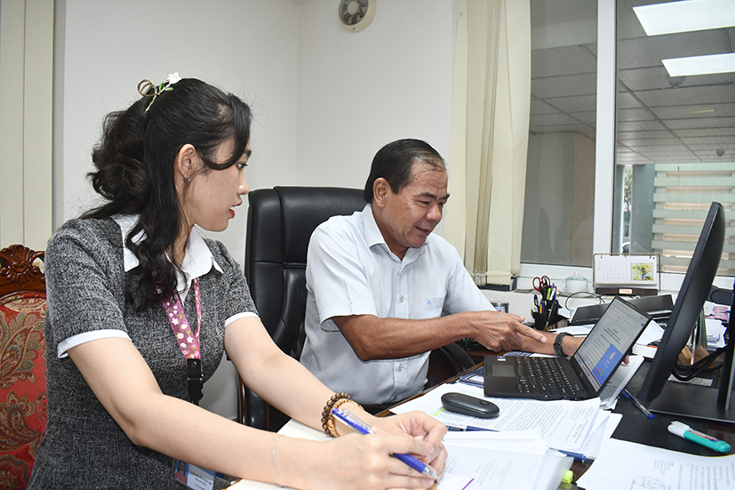 Thành viên Đoàn kiểm tra CCHC (phải) kiểm thủ tục hành chính tại Văn phòng Sở KH-ĐT.