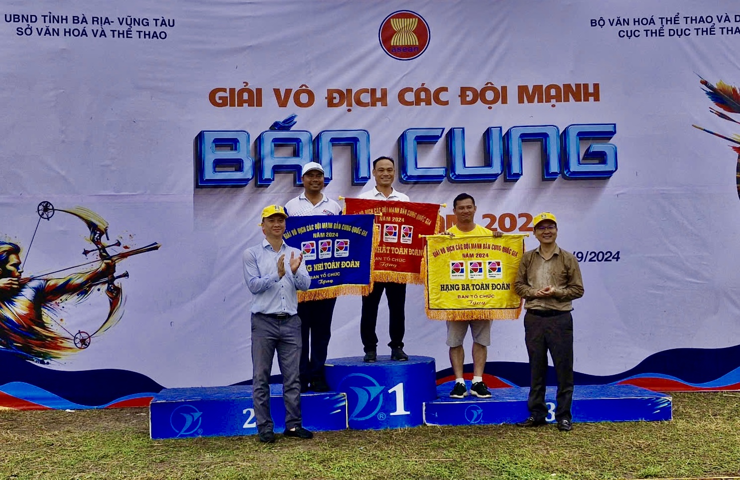BTC trao giải cho các đoàn đạt huy chương.
