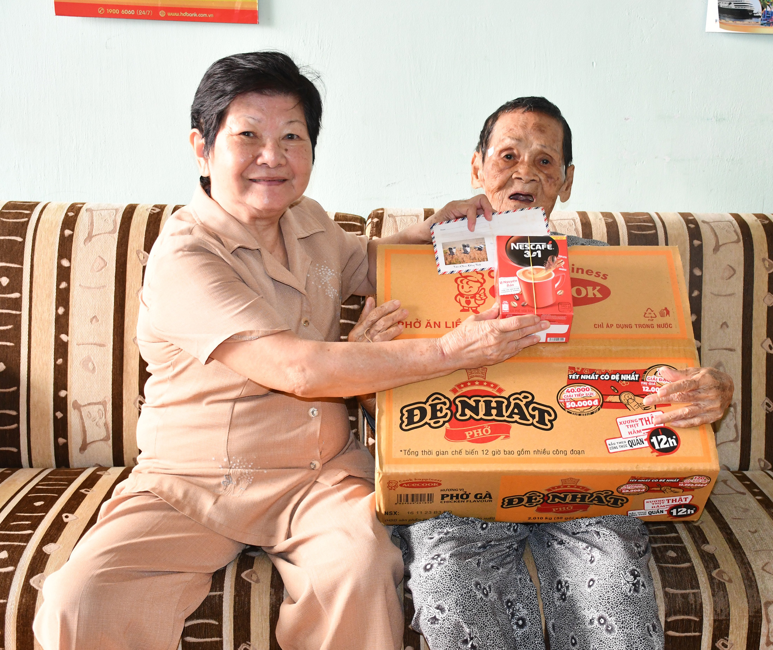 Bà Ngô Quỳnh Lan (bên trái) tặng quà cho bà Nguyễn Thị Thuận.
