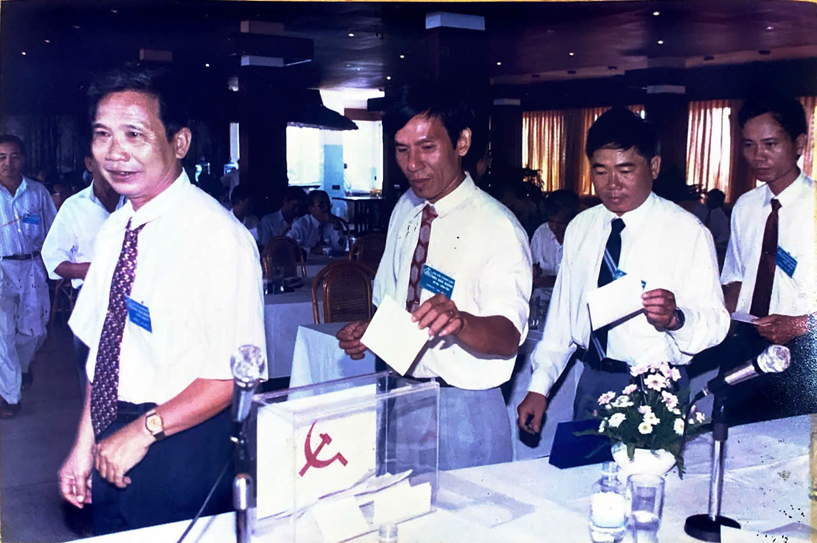  Bỏ phiếu bầu tại đại hội thành lập Hội Xây dựng tỉnh nhiệm kỳ đầu tiên (1998-2003).