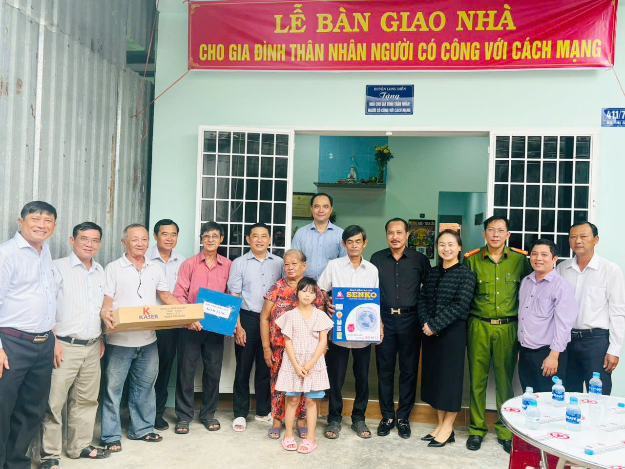 Lãnh đạo địa phương và nhà tài trợ chia vui cùng gia đình ông Trung.