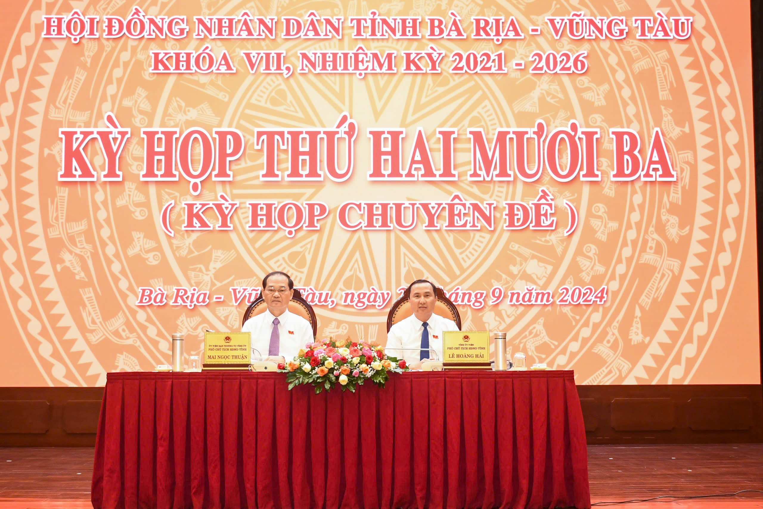 Ông Mai Ngọc Thuận, Ủy viên Ban Thường vụ Tỉnh ủy, Phó Chủ tịch Thường trực HĐND tỉnh và ông Lê Hoàng Hải, Tỉnh ủy viên, Phó Chủ tịch HĐND tỉnh, đồng chủ tọa kỳ họp.