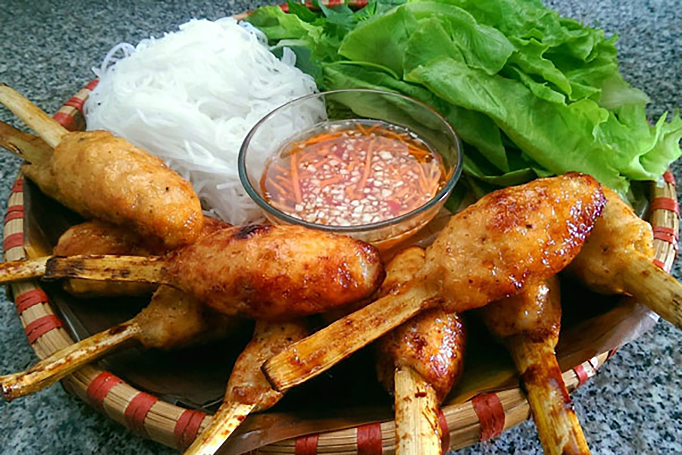 Chạo tôm thường được ăn cùng với bánh hỏi.