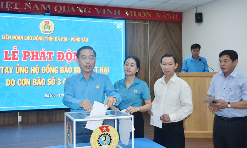 Ông Lê Văn Hòa, Chủ tịch LĐLĐ tỉnh và lãnh đạo LĐLĐ tỉnh tham gia ủng hộ đồng bào bị bão lũ.