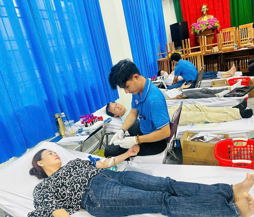Đoàn viên, CNVC-NLĐ tham gia hiến máu tình nguyện.