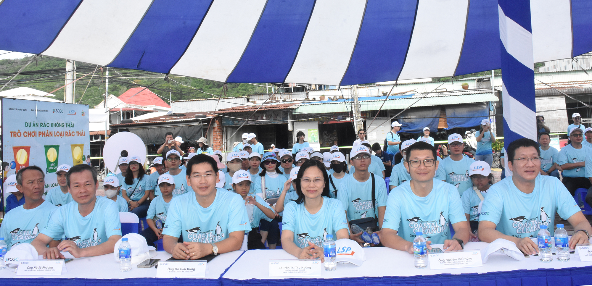Các đại biểu tham gia ngày quốc tế làm sạch bờ biển 2024 sáng 21/9 tại Long Sơn
