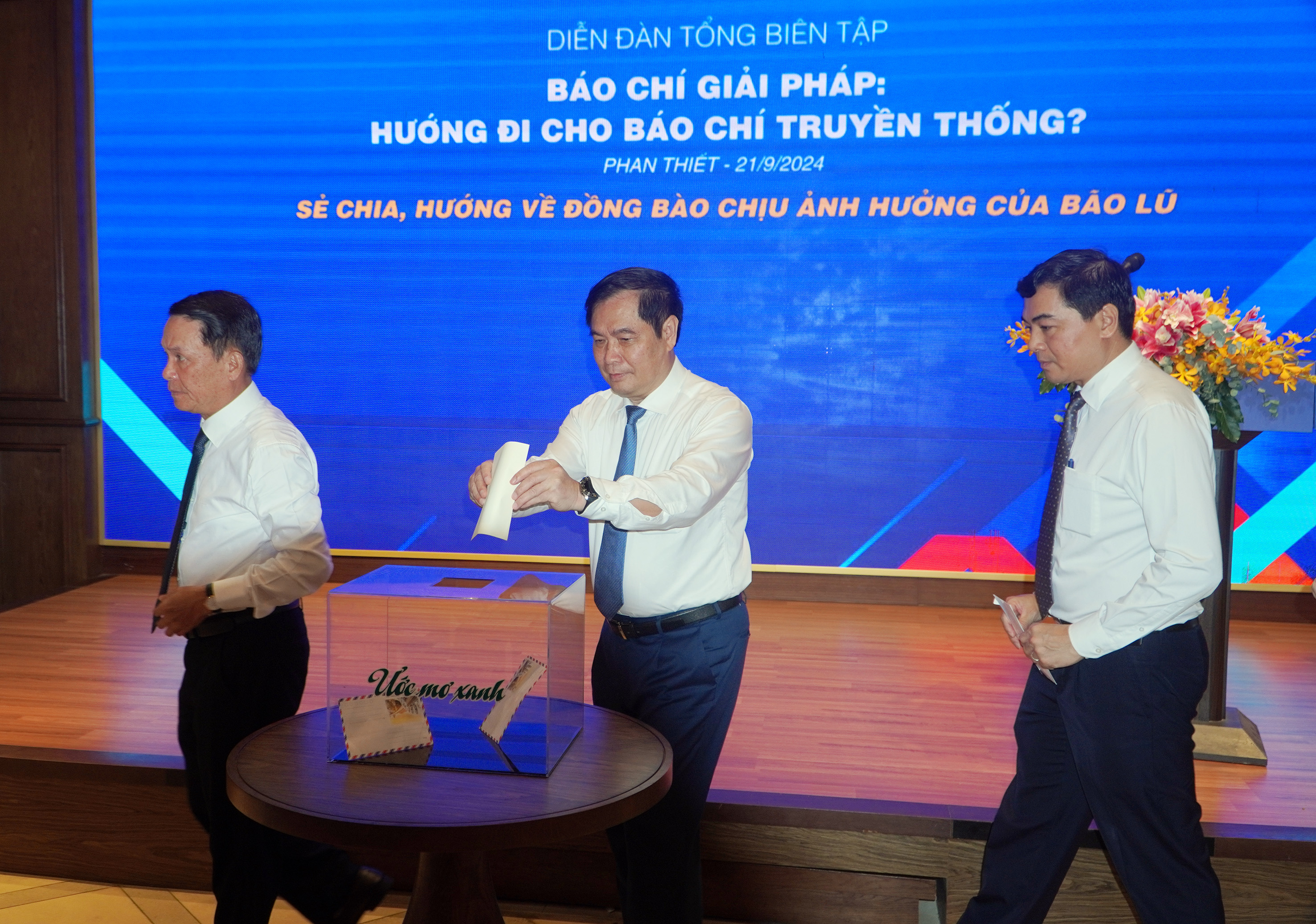 Các đại biểu tham dự Diễn đàn ủng hỗ quỹ ước mơ xanh hỗ trợ đồng bào chịu ảnh hưởng bởi cơn bão số 3.
