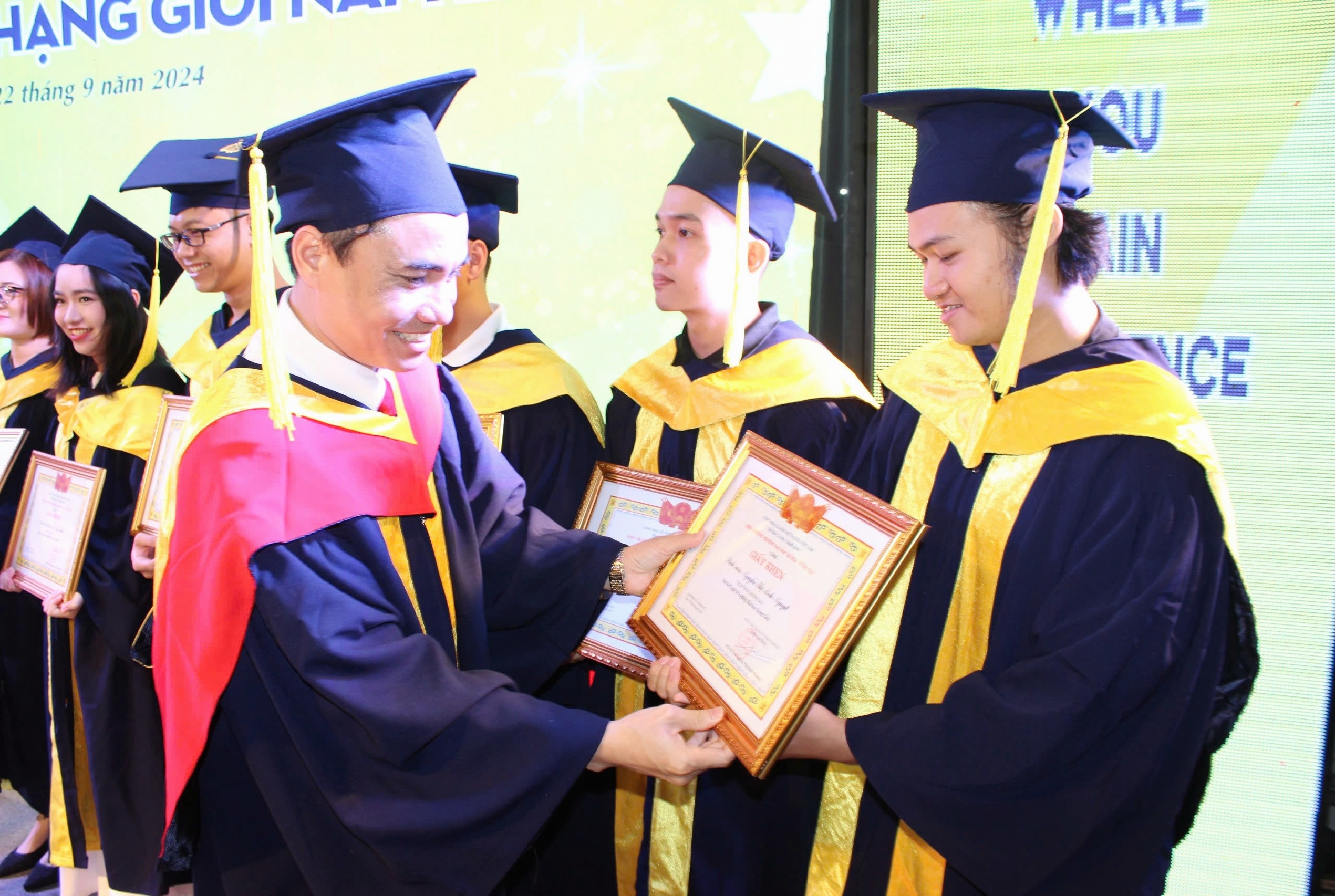 NCS.ThS Trịnh Đình Cường, Phó Trưởng khoa phụ trách Khoa Kinh tế - Luật khen thưởng sinh viên tốt nghiệp loại Giỏi.