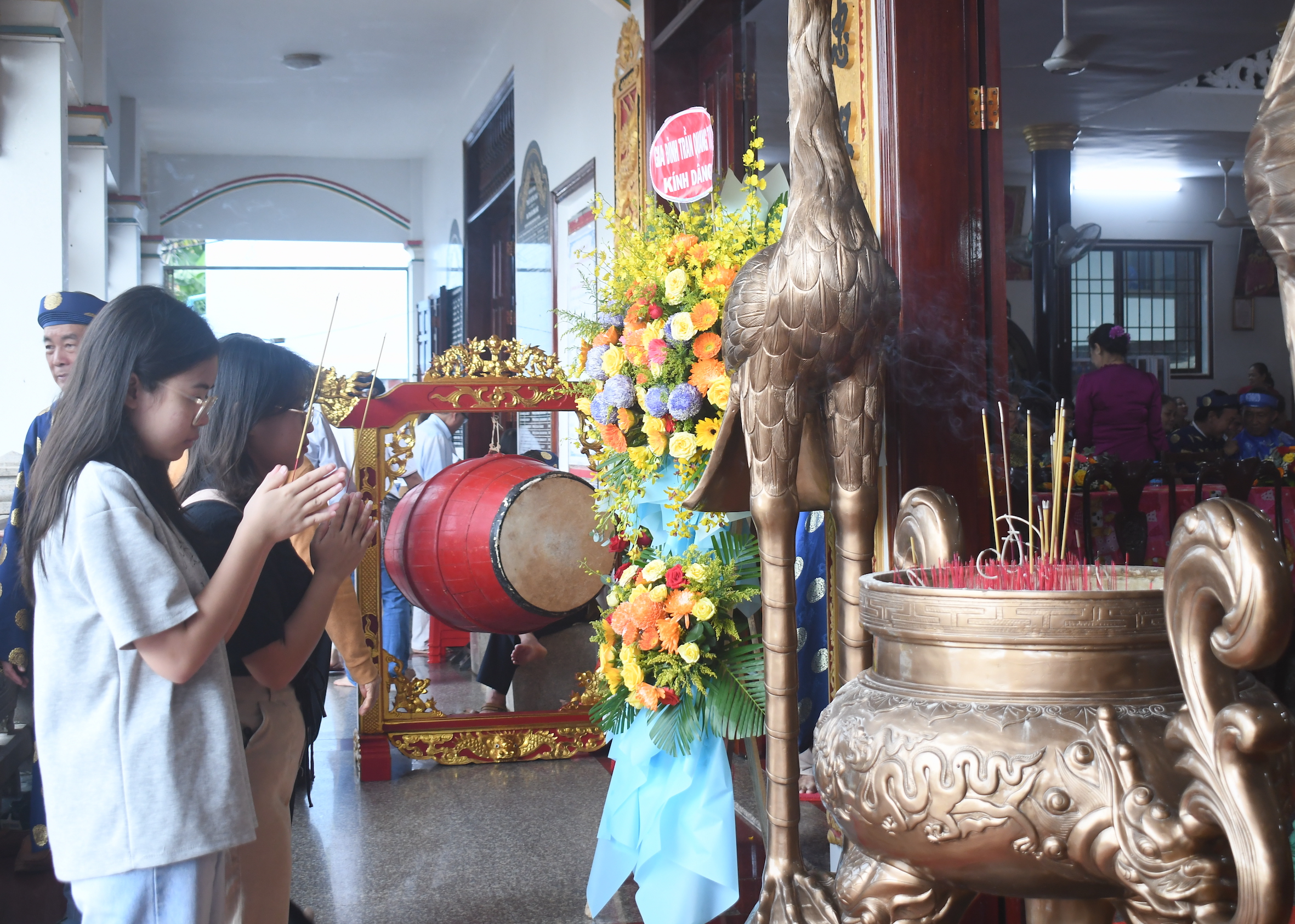 Người dân và du khách thập phương đến thắp hương, chiêm bái tại Đền thờ Trần Hưng Đạo.