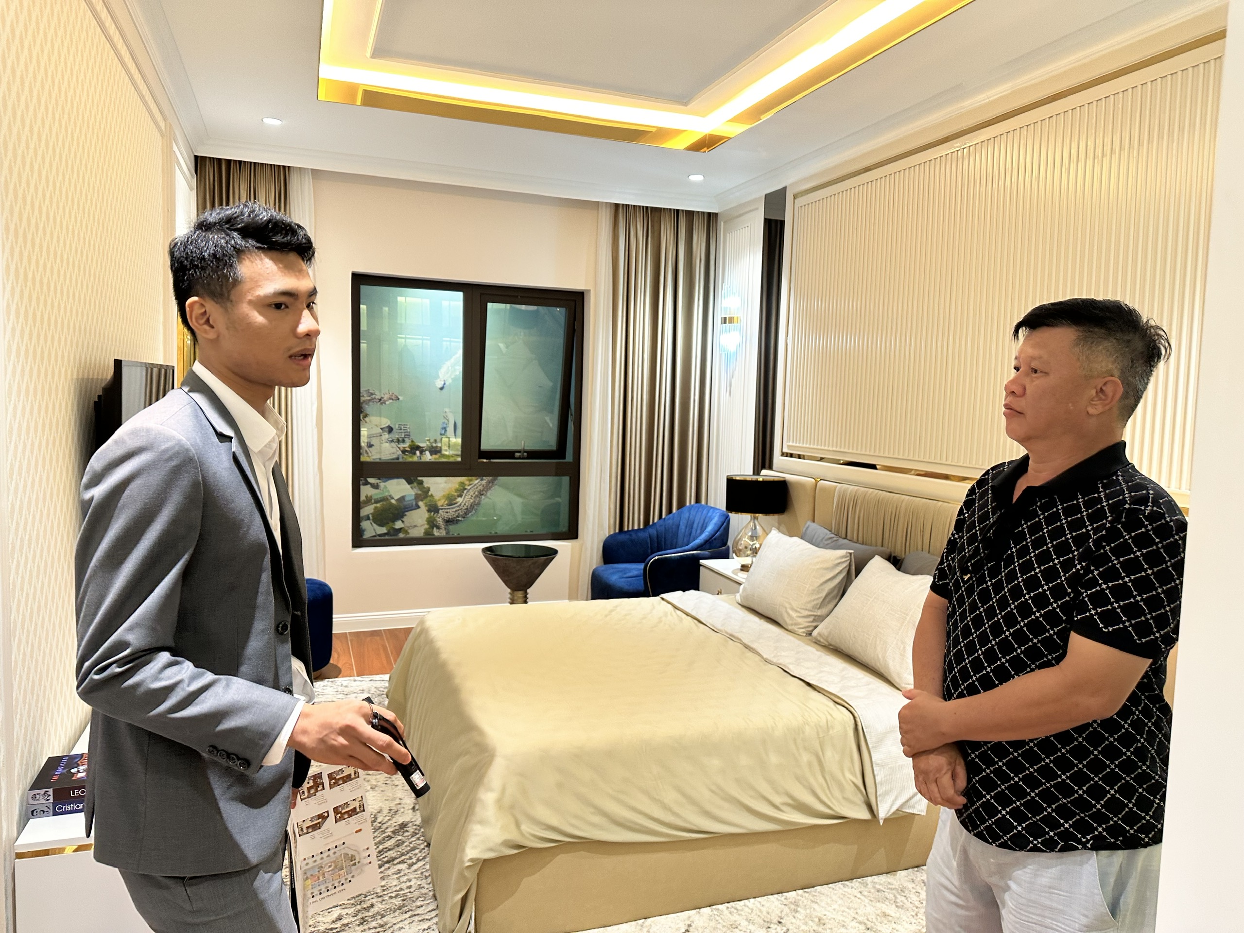 Khách hàng tìm hiểu và tham quan nhà mẫu dự án Vung Tau Centre Point.