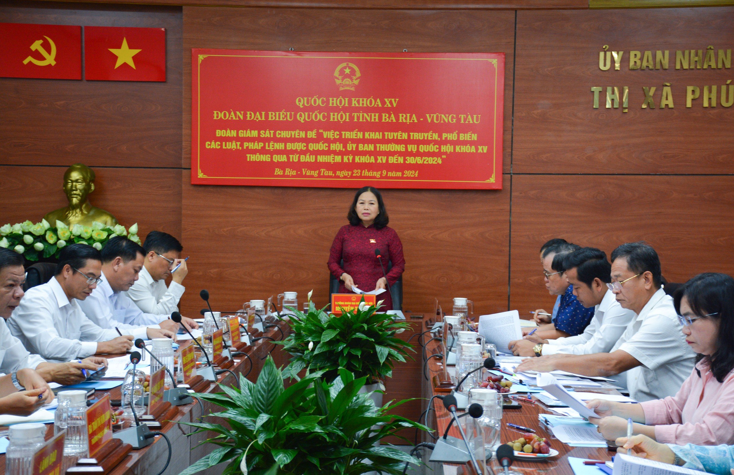 Bà Nguyễn Thị Yến, Phó Bí thư Thường trực Tỉnh ủy, Trưởng Đoàn ĐBQH tỉnh chủ trì buổi giám sát tại TX.Phú Mỹ.