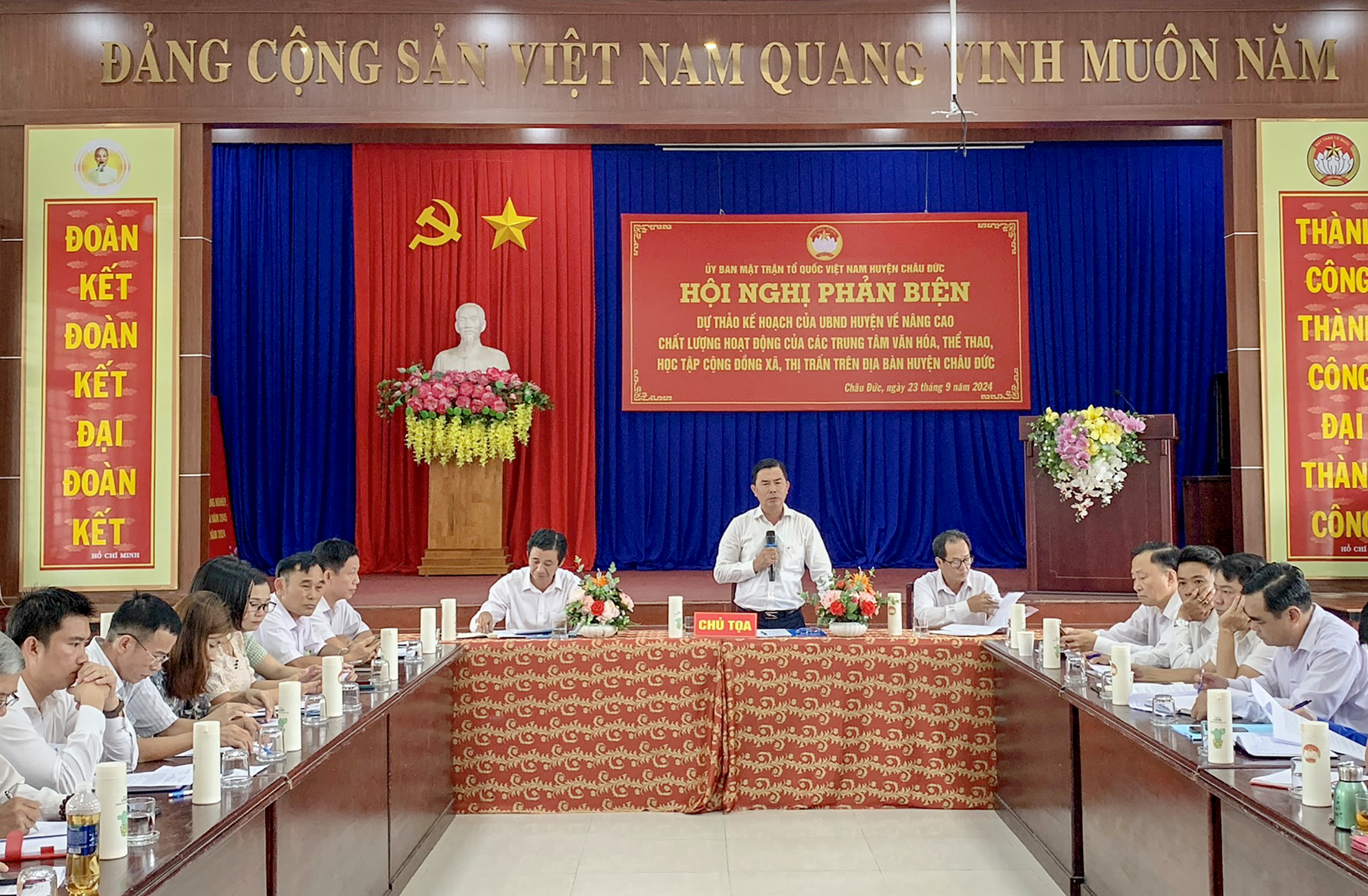 Ông Lê Binh, Chủ tịch UBMTTQ Việt Nam huyện Châu Đức phát biểu chỉ đạo tại hội nghị.