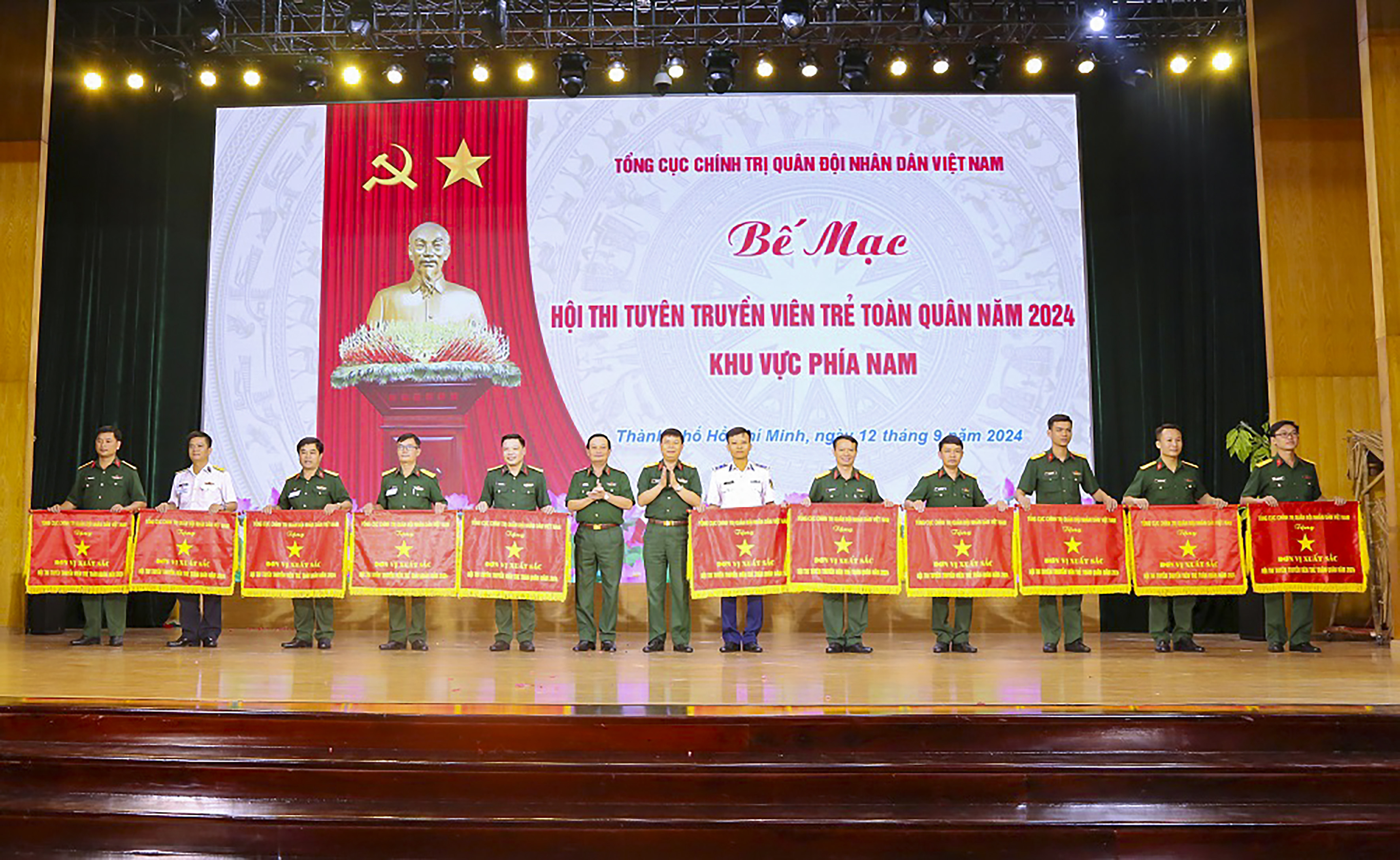 Đại tá Trần Viết Năng, Trưởng ban Thanh niên Quân đội và Trung tướng Trần Hoài Trung, Chính ủy Quân khu 7 tặng Cờ cho các đơn vị có thành tích xuất sắc trong tham gia hội thi.