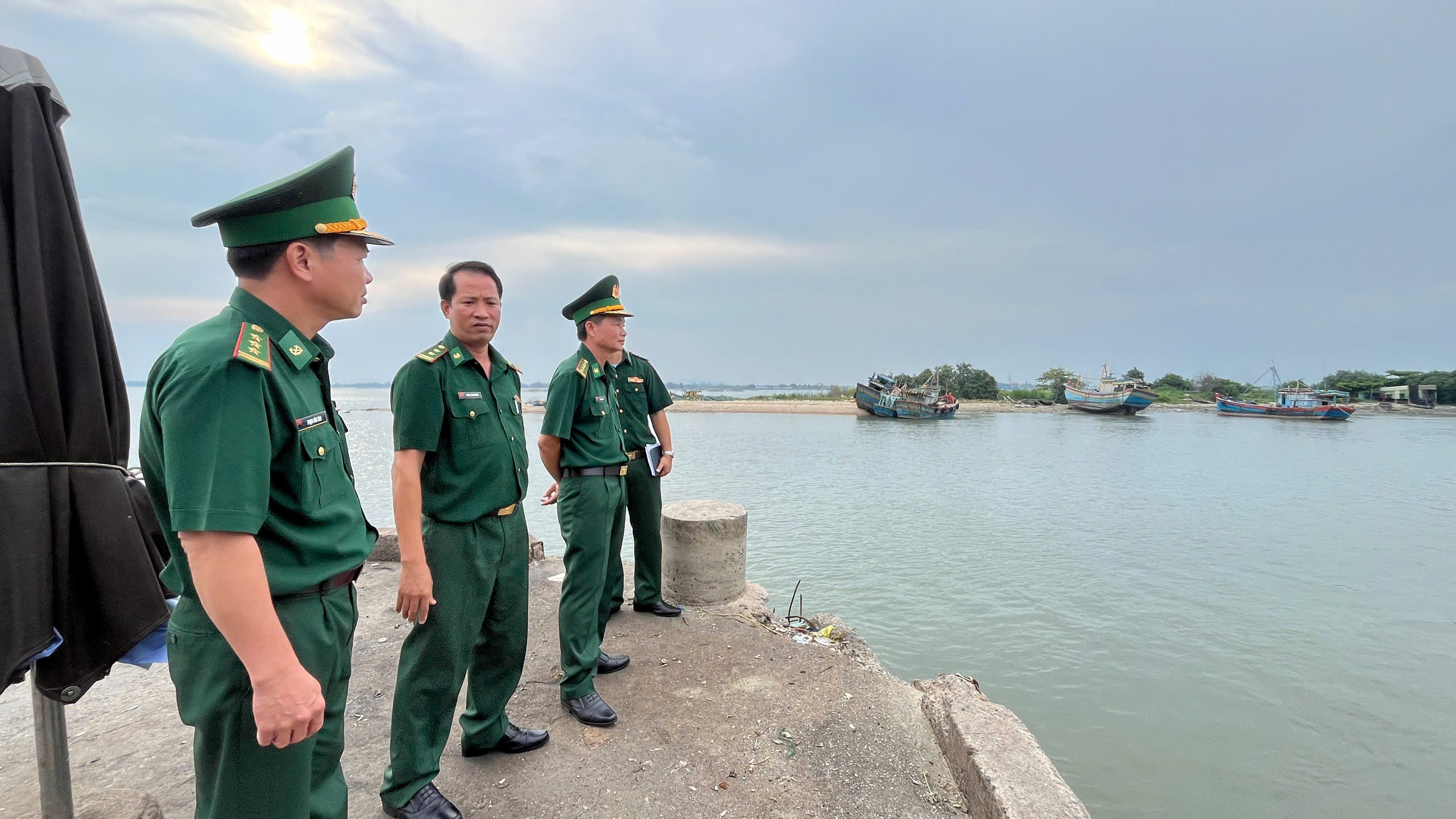 Đại tá Đào Xuân Ánh, Chỉnh ủy BĐBP tỉnh cùng Đồn Biên phòng Phước Tỉnh kiểm tra thực tế hoạt động tàu cá tại Cảng Tân Phước (huyện Long Điền).