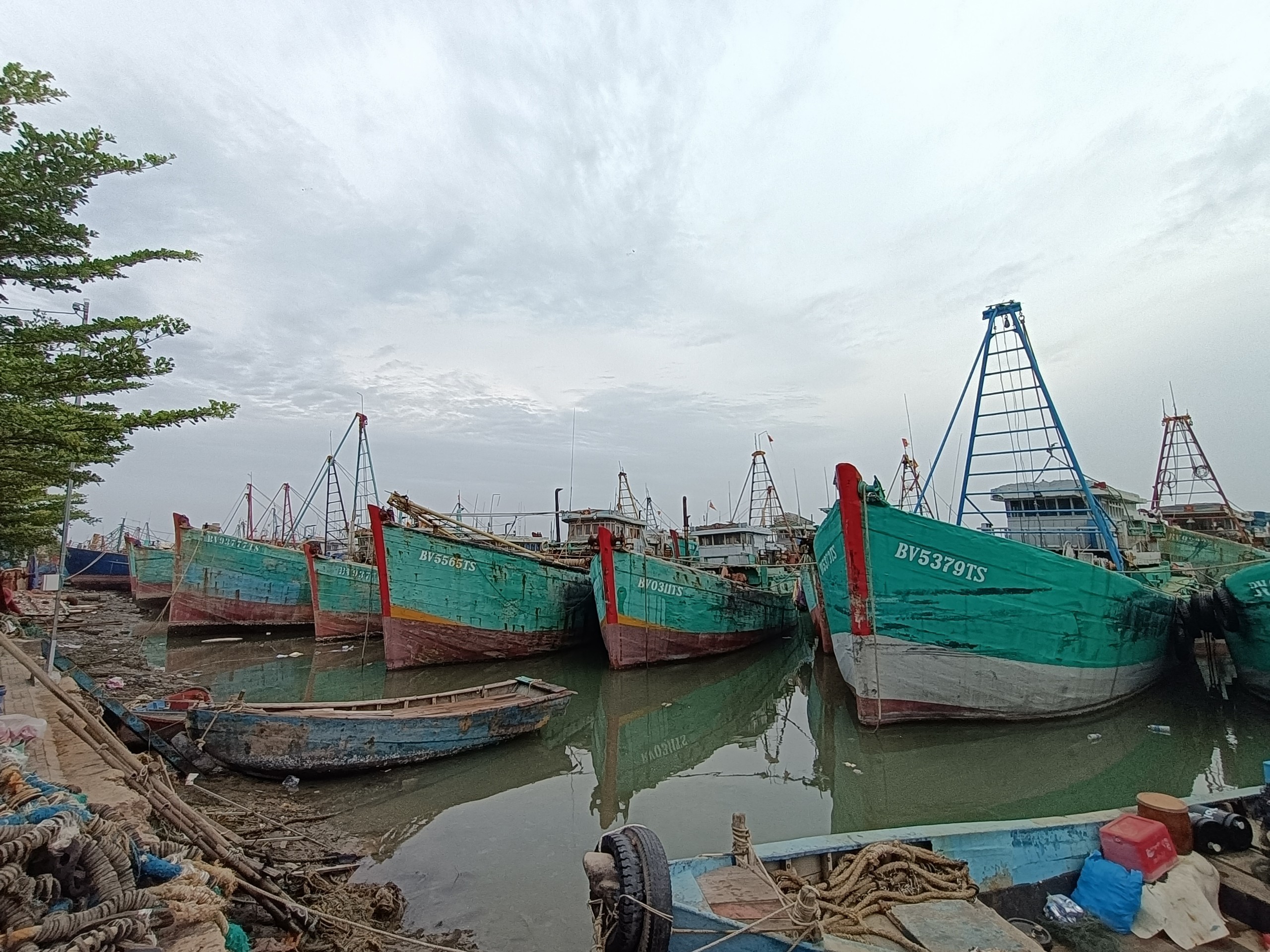 Ngư trường cạn kiệt, đi biển thua lỗ, hàng trăm tàu cá nằm bờ ở cảng Tân Phước, xã Phước Tỉnh, huyện Long Điền.