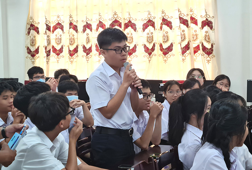 Các em học sinh tương tác với các chuyên gia giao thông về tình huống ATGT.