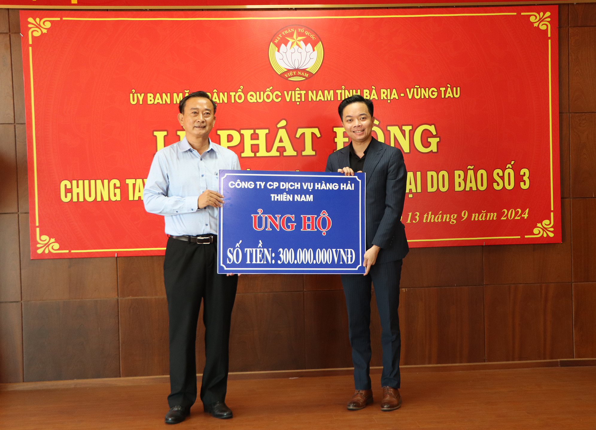 Phó Chủ tịch UBMTTQ Việt Nam tỉnh Lê Hồng Ngọc tiếp nhận ủng hộ từ Công ty CP Dịch vụ Hàng hải Thiên Nam 