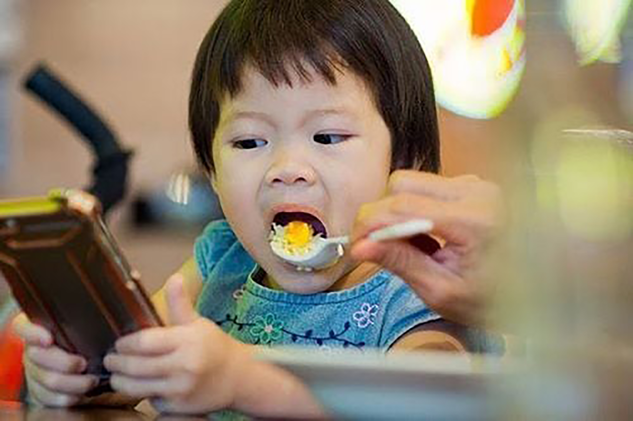Việc vừa ăn vừa xem điện thoại gây đau dạ dày và sẽ hình thành các thói quen xấu, khiến trẻ không chịu ăn nếu không được xem tivi hoặc điện thoại.