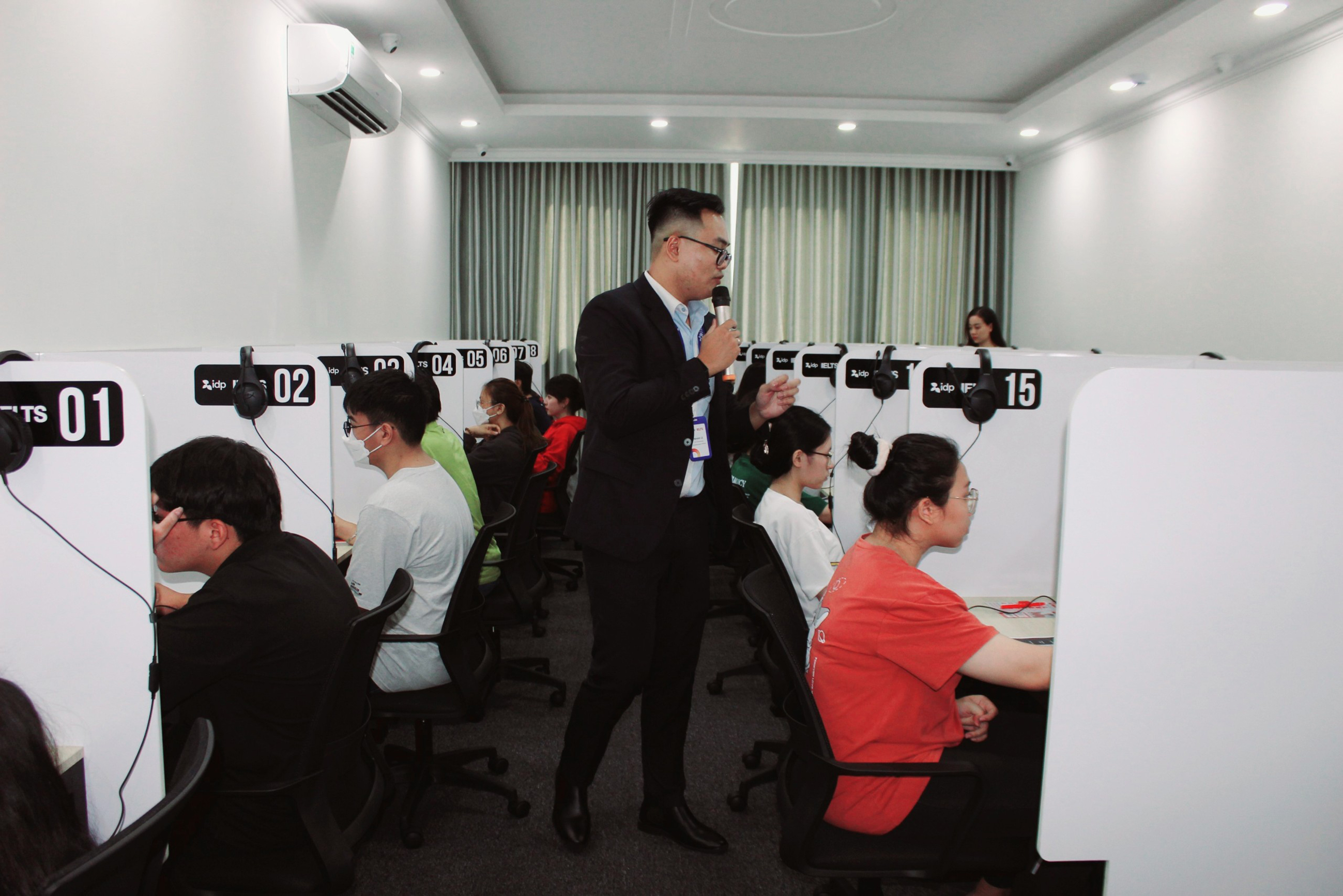  Thí sinh dự thi IELTS trên máy tính tại Trung tâm Ngoại ngữ Hanex.