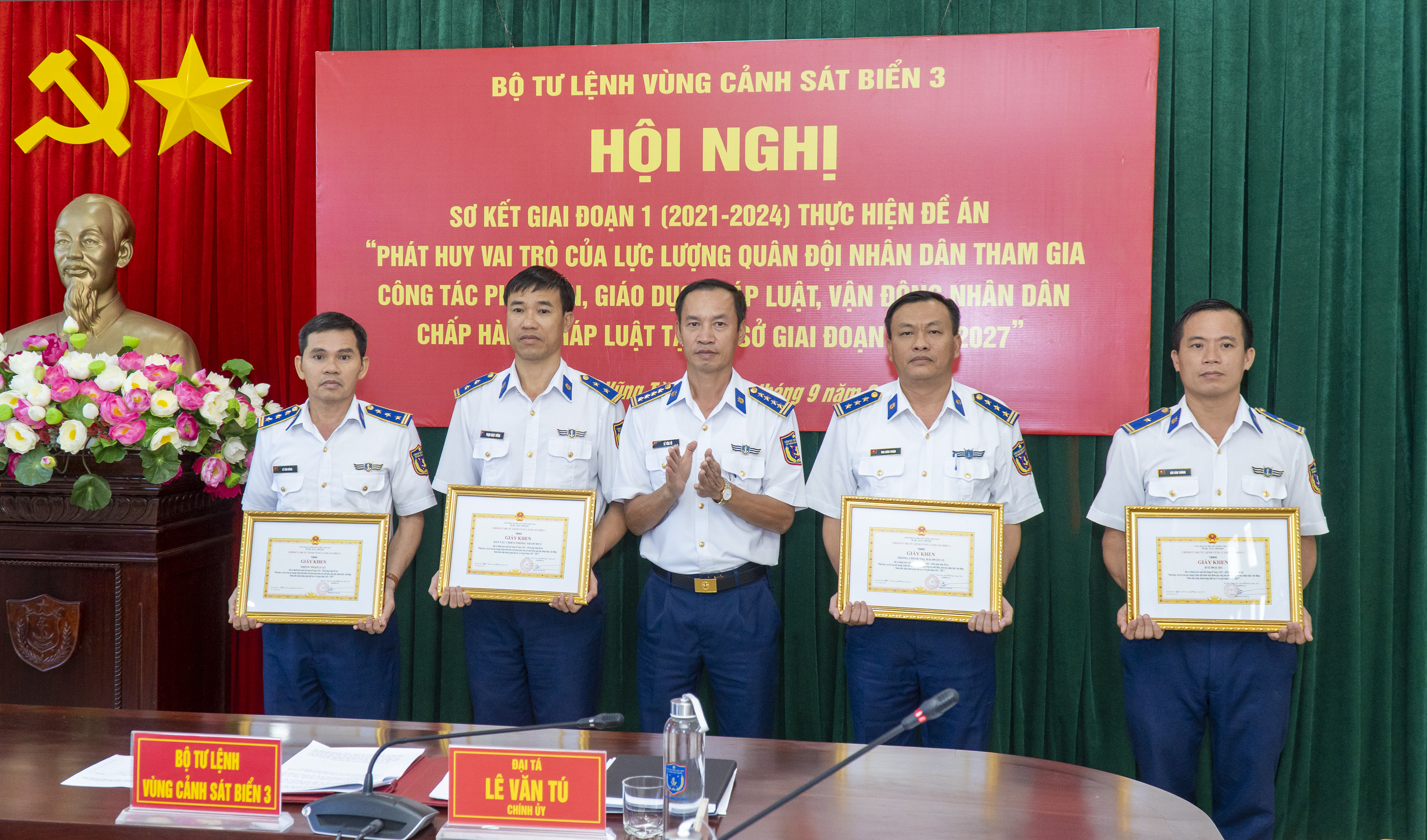 Đại tá Lê Văn Tú, Chính ủy Bộ Tư lệnh Vùng CSB 3 khen thưởng cho các tập thể có thành tích tiêu biểu trong 3 năm thực hiện Đề án 1371.
