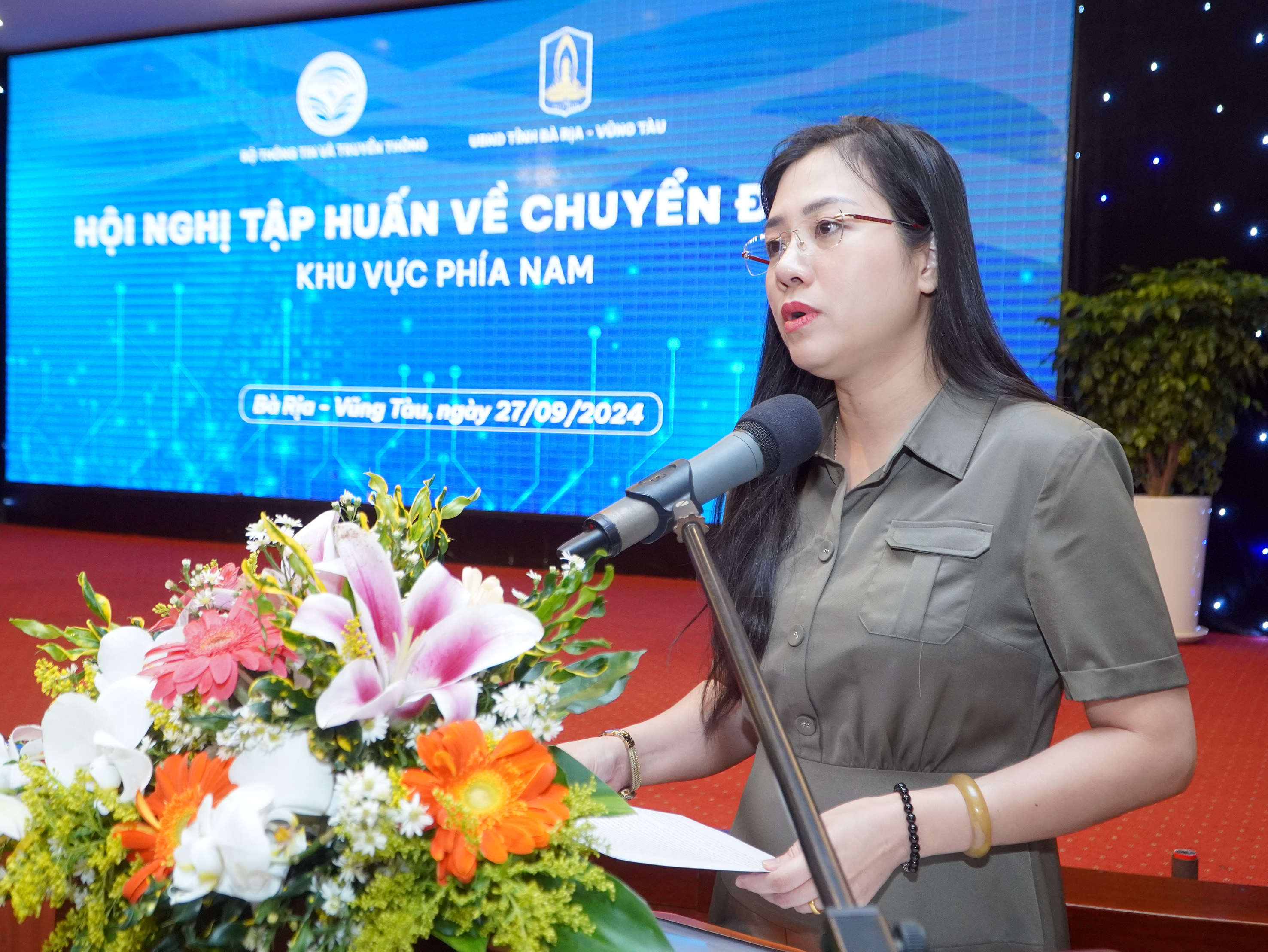 Phó Cục trưởng Cục Chuyển đổi số quốc gia Trần Thị Quốc Hiền phát biểu khai mạc hội nghị tập huấn chuyển đổi số khu vực phía Nam.