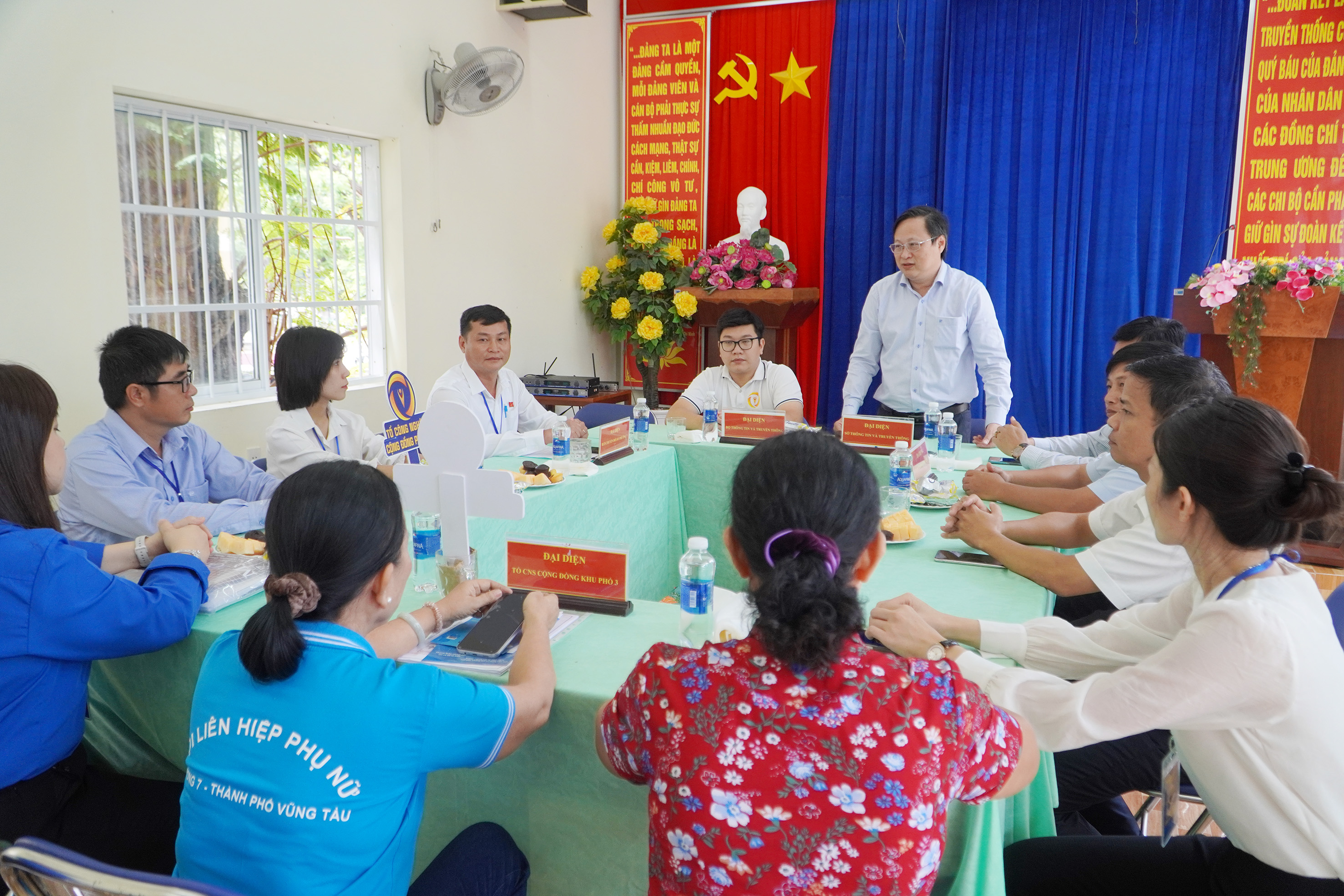 Đoàn công tác của Bộ TT-TT và tỉnh khảo sát thực tế tại Tổ công nghệ số cộng đồng khu phố 3, phường 7.