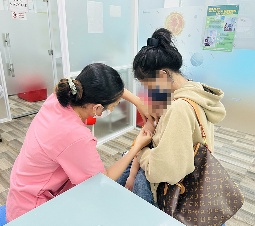 Bệnh thủy đậu đã có vắc xin phòng bệnh nên phụ huynh cần đưa trẻ đi tiêm chủng. Vắc xin này không nằm trong chương trình tiêm chủng mở rộng nên phải tiêm dịch vụ. Ảnh minh họa