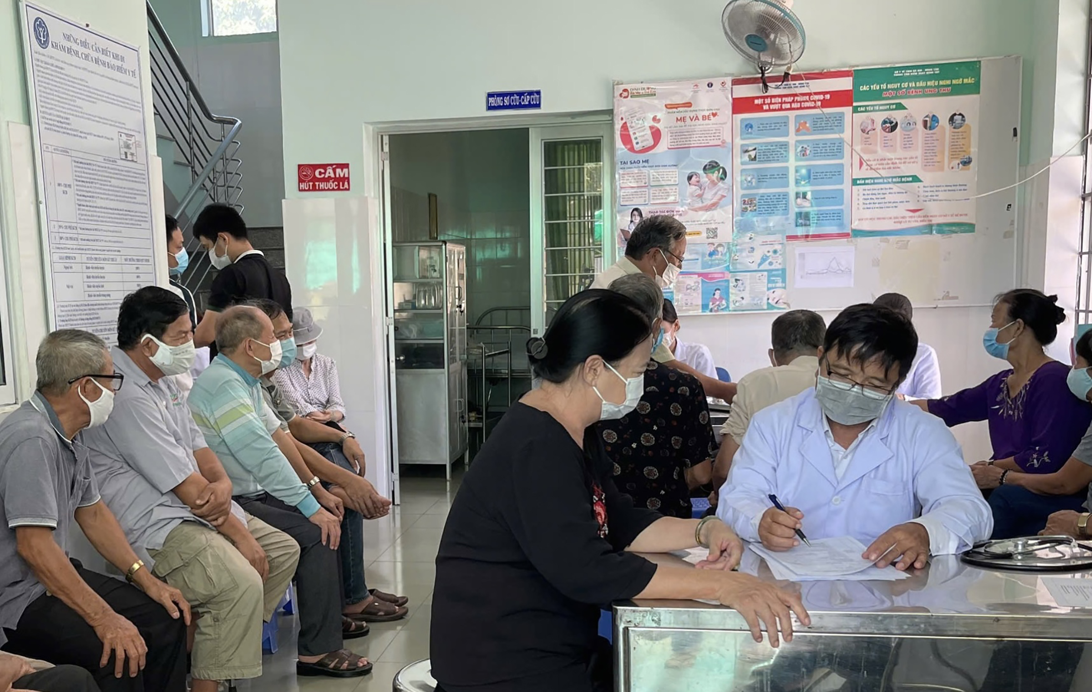 Người dân phường Long Tâm (TP.Bà Rịa) được khám, phỏng vấn sàng lọc lao.