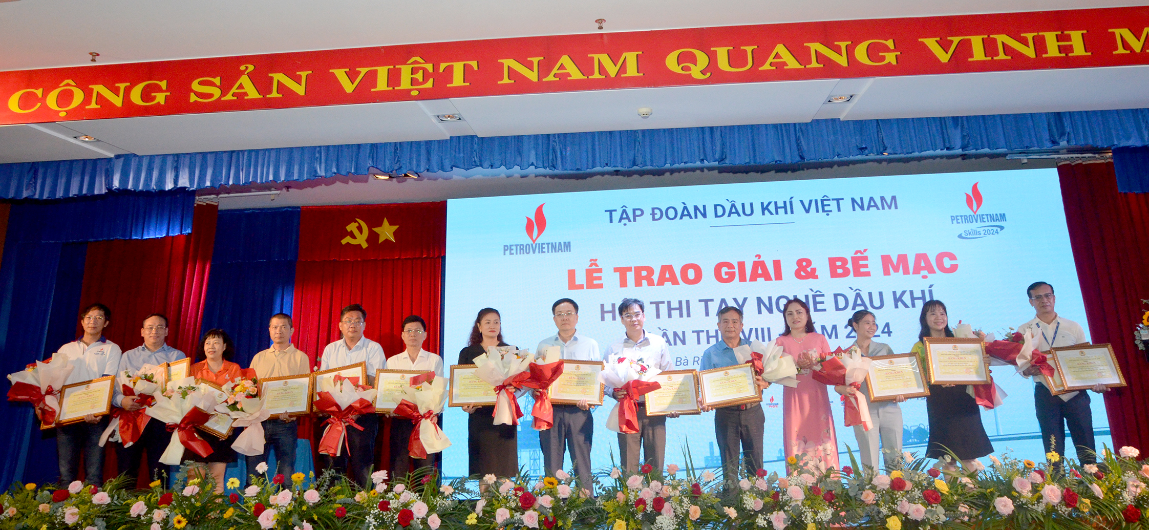  Bà Nghiêm Thùy Lan, UV Ban Thường vụ đảng ủy Tập đoàn, Chủ tịch Công đoàn Dầu khí Việt Nam trao giải cho các tập thể đạt giải Nhất, Nhì, Ba tại hội thi