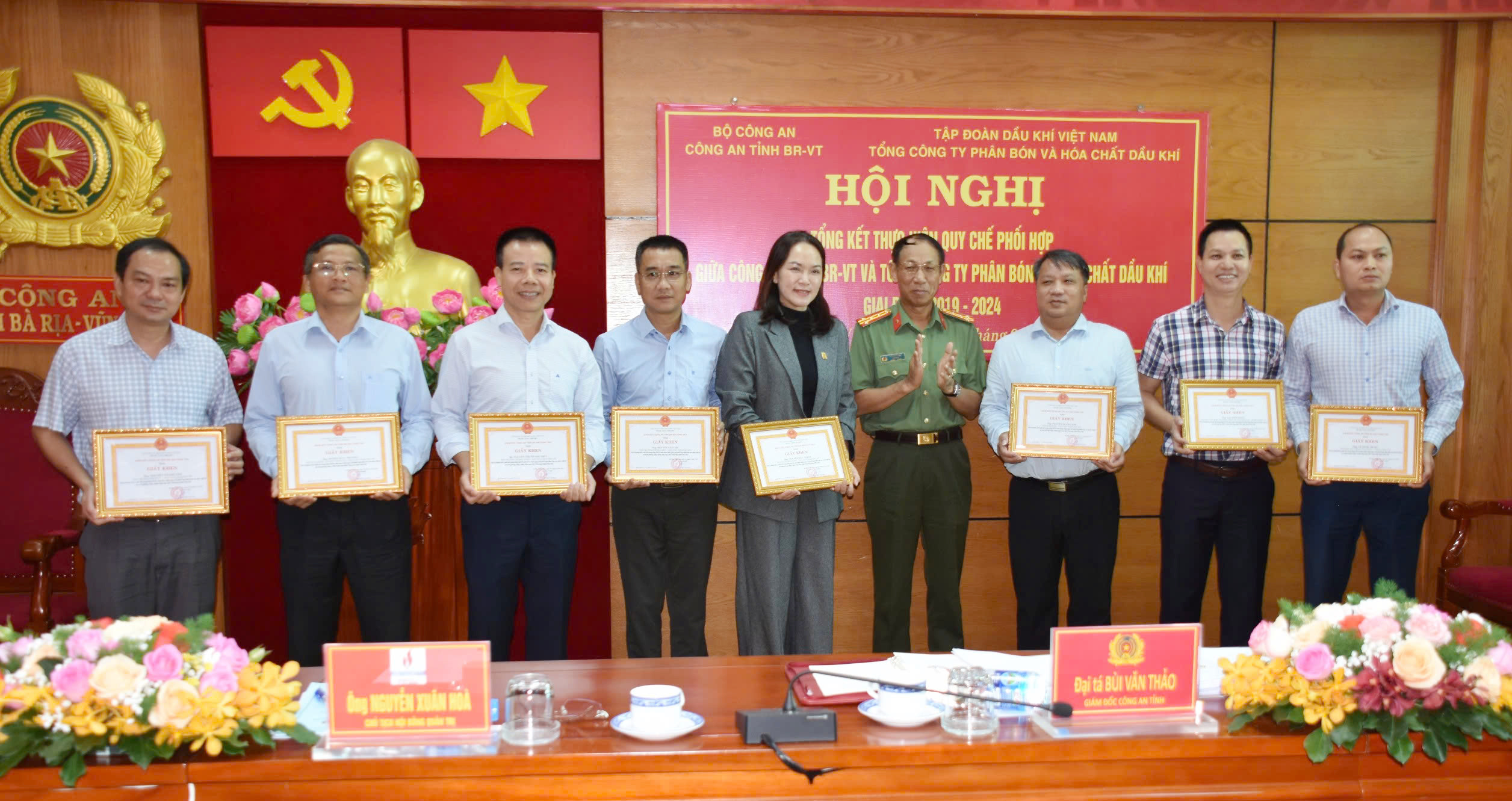 Lãnh đạo 2 đơn vị khen thưởng các tập thể và cá nhân có thành tích xuất sắc trong 5 năm thực hiện quy chế phối hợp.