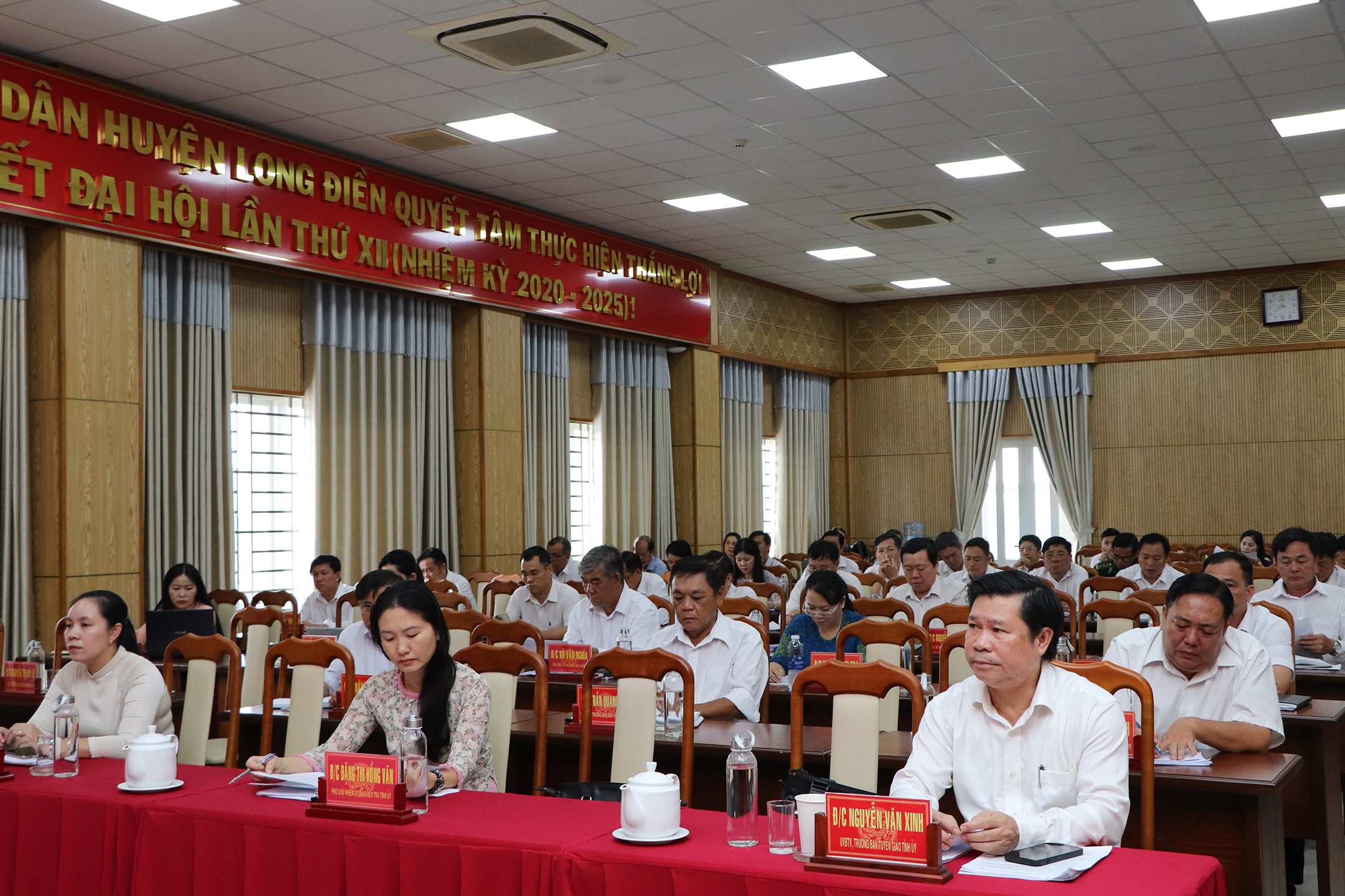 Ông Nguyễn Văn Xinh, Trưởng Ban Tuyên giáo Tỉnh ủy; bà Đặng Thị Hồng Vân, Phó Trưởng Ban tổ chức Tỉnh ủy đến dự.