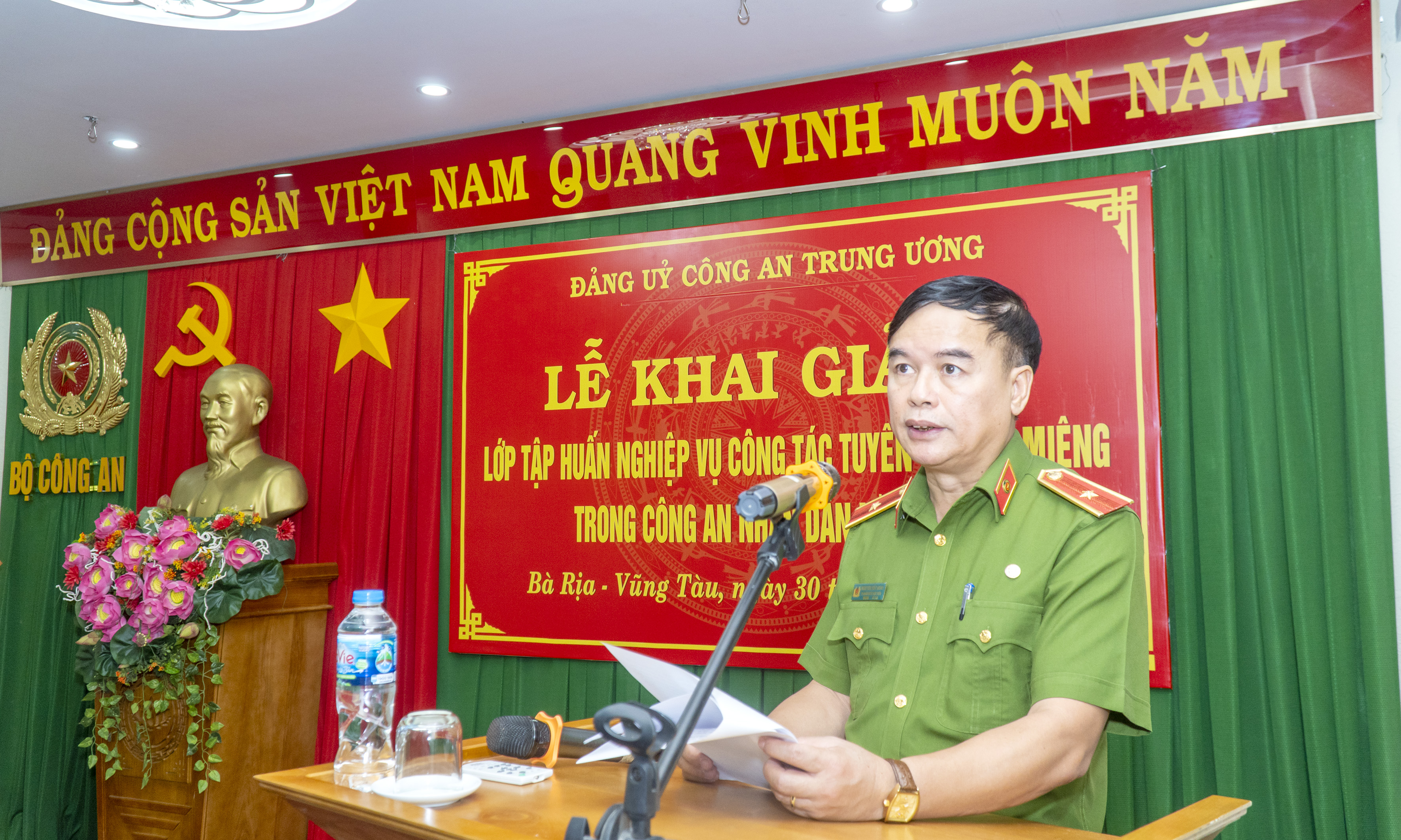 Thiếu tướng Nguyễn Đắc Hoan, Phó Giám đốc Học viện Cảnh sát Nhân dân phát biểu khai giảng lớp tập huấn.