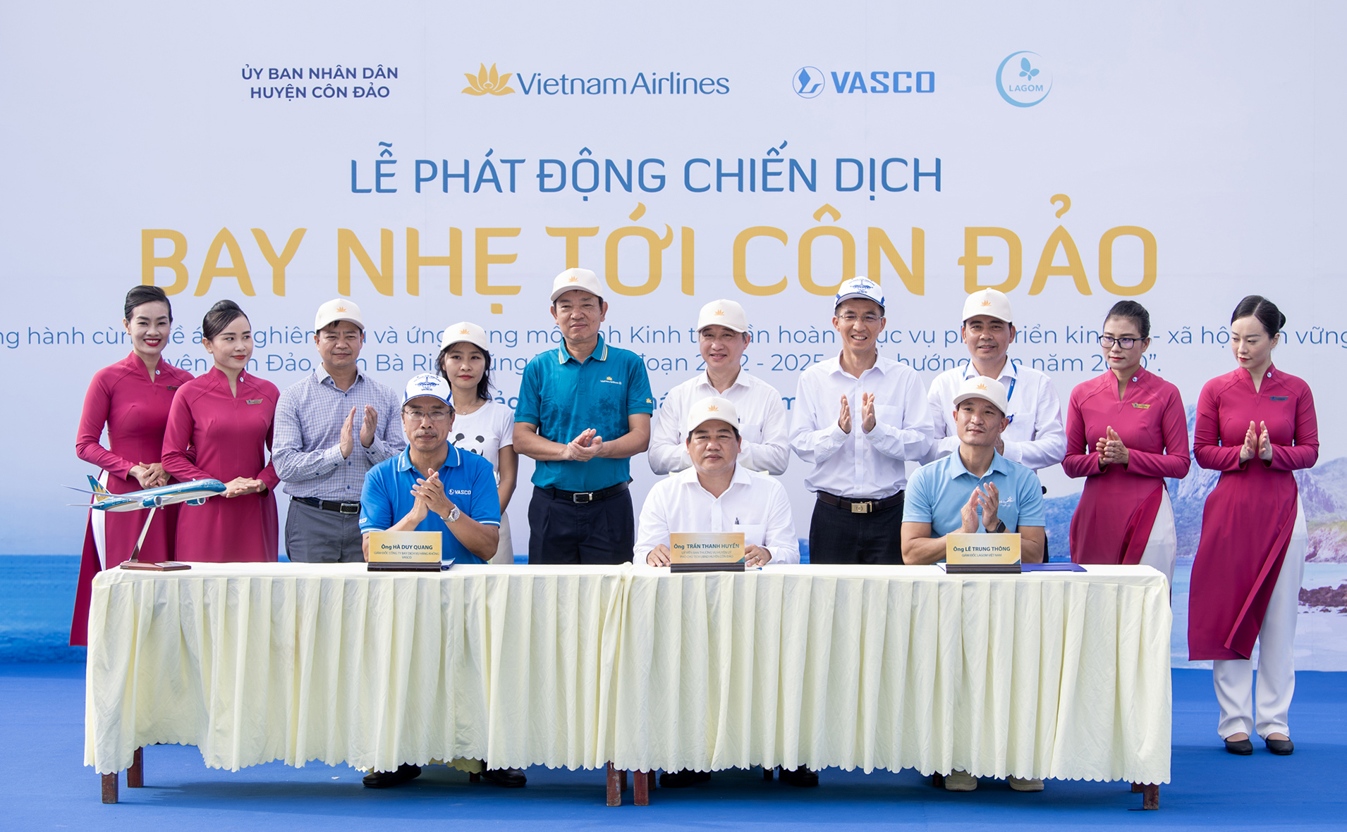 Đại diện lãnh đạo UBND huyện Côn Đảo, Vietnam Airlines và Công ty Lagom Việt Nam ký kết biên bản ghi nhớ khẳng định cam kết hợp tác bảo vệ môi trường xanh Côn Đảo. 