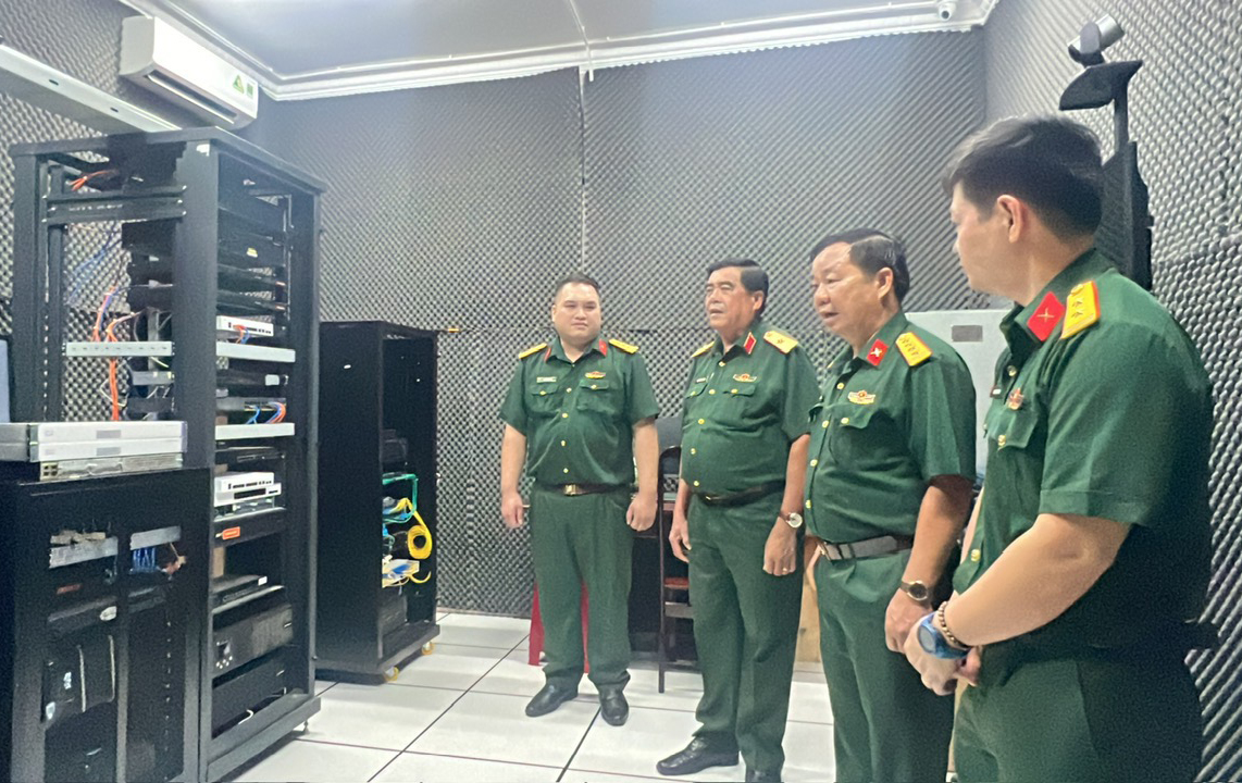 Ban Chỉ đạo cải cách hành chính và chuyển đổi số Quân khu 7 kiểm tra công tác chuyển đổi số tại Bộ CHQS tỉnh.