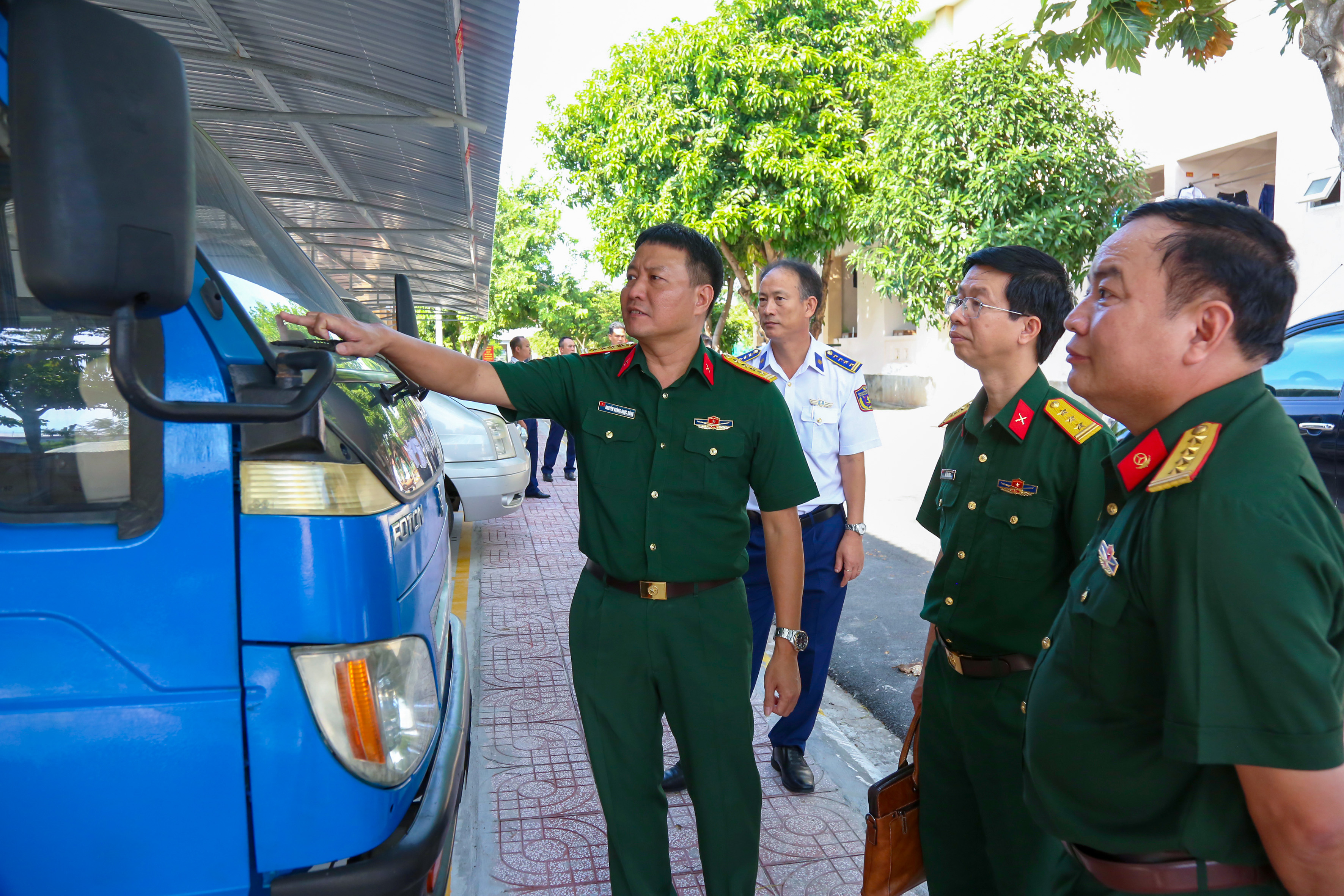Đoàn công tác kiểm tra xe ô tô quân sự đang khai thác sử dụng tại Bộ Tư lệnh Vùng Cảnh sát biển 3.