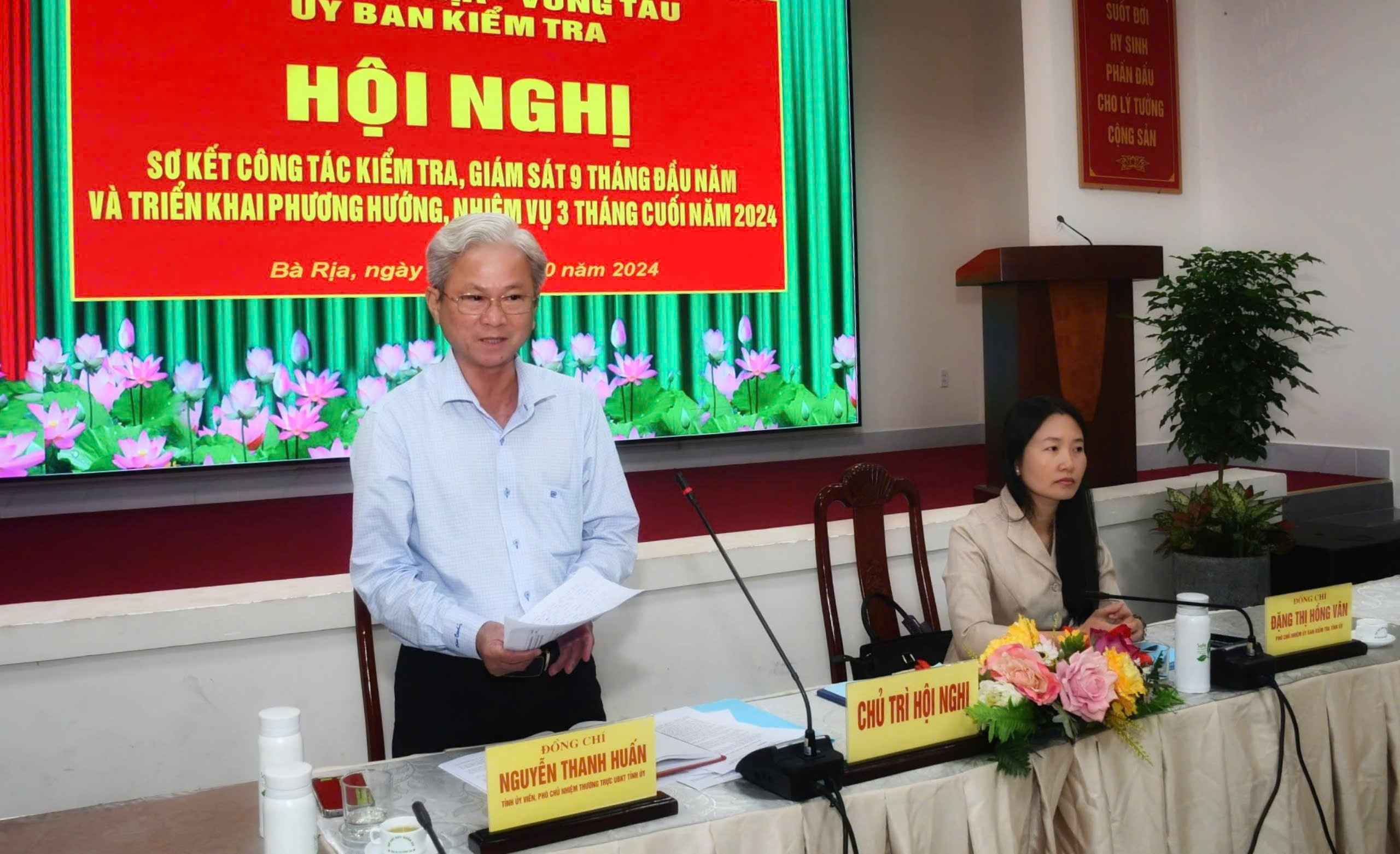Ông Nguyễn Thanh Huấn, Phó Chủ nhiệm Thường trực UBKT Tỉnh ủy và bà Đặng Thị Hồng Vân, Phó Chủ nhiệm UBKT Tỉnh ủy, chủ trì hội nghị.
