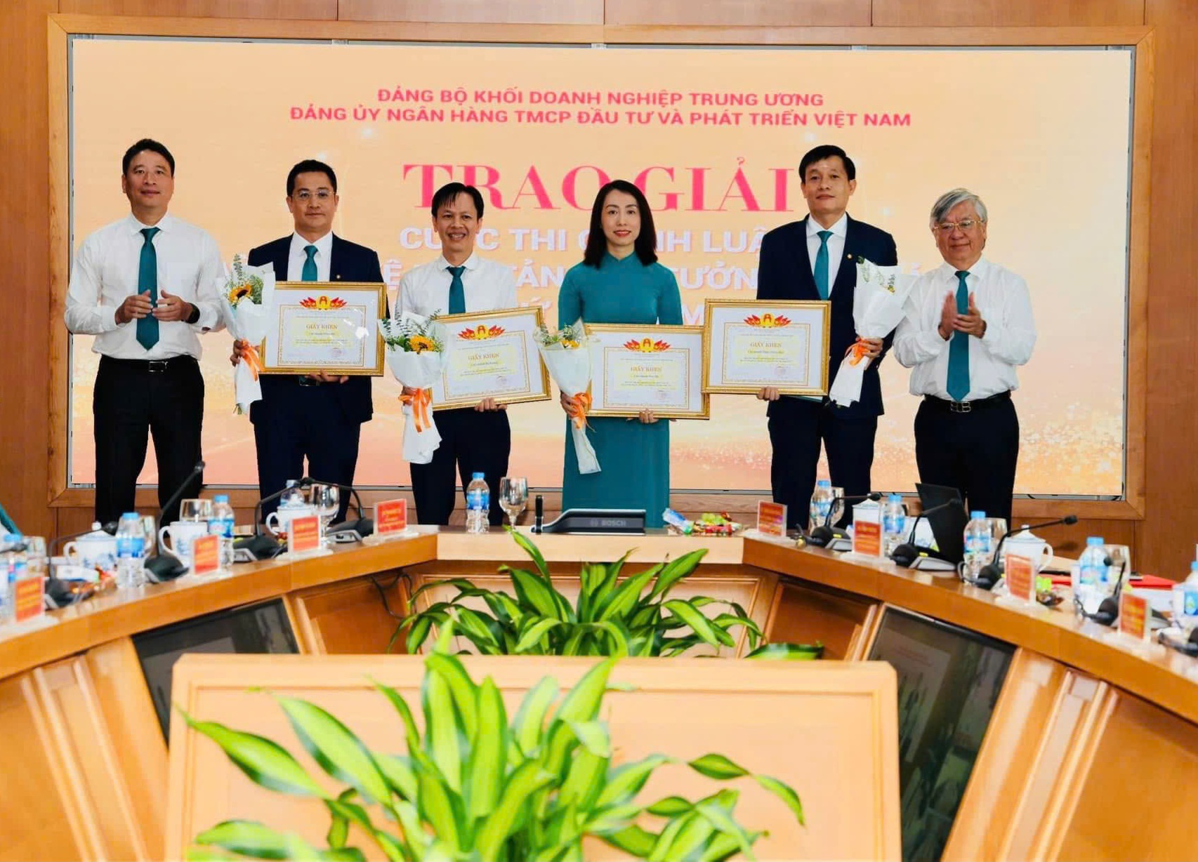 Bà Nguyễn Thanh Thủy, Bí thư Chi bộ - Giám đốc BIDV Phú Mỹ nhận Giấy khen của Đảng ủy BIDV khen thưởng 4 tập thể có thành tích xuất sắc trong cuộc thi chính luận về bảo vệ nền tảng tư tưởng của Đảng năm 2023, trong đó có Chi bộ Phú Mỹ.